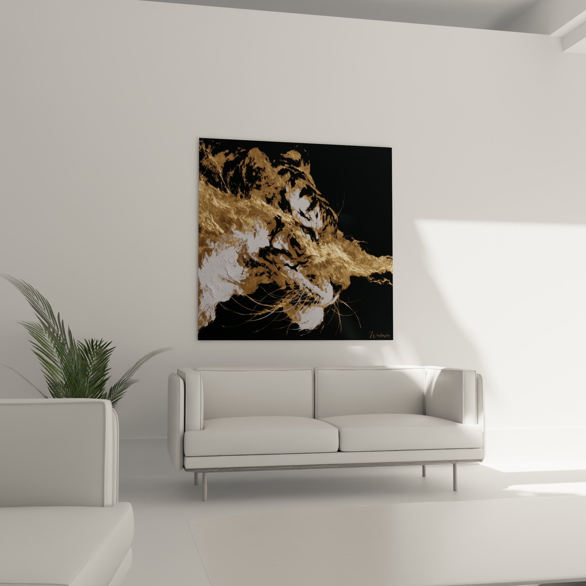 Tête de tigre en relief doré et blanc sur noir profond, suspendue au-dessus d'un canapé dans un salon lumineux