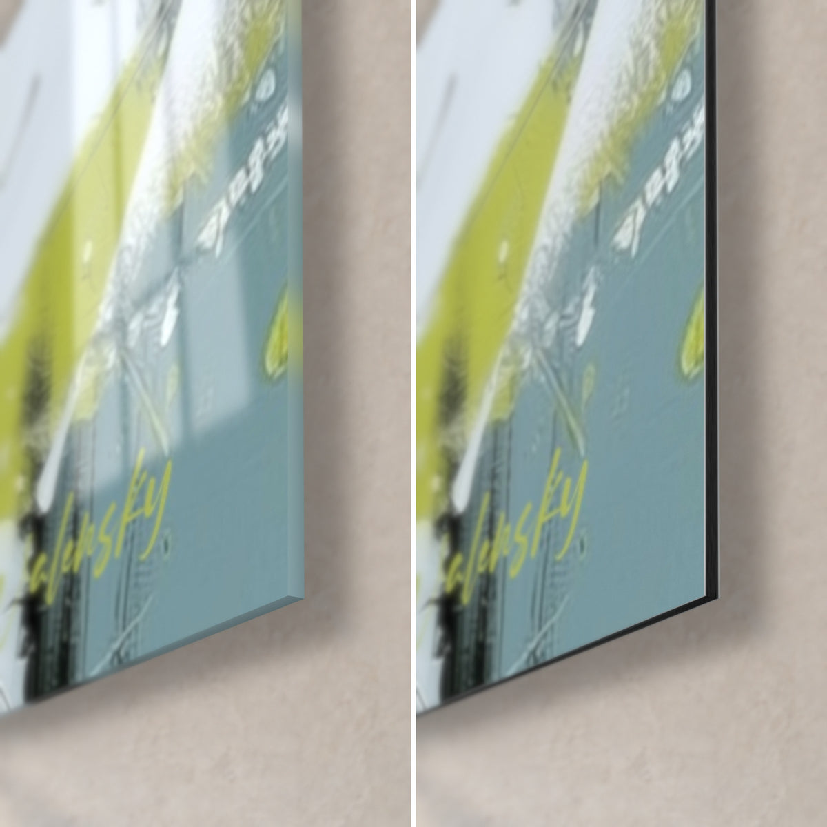 Schilderij van een bespatte tijger, rechtsonder: anijsgeel en grijsblauw, glanzend glas links, mat Dibond rechts