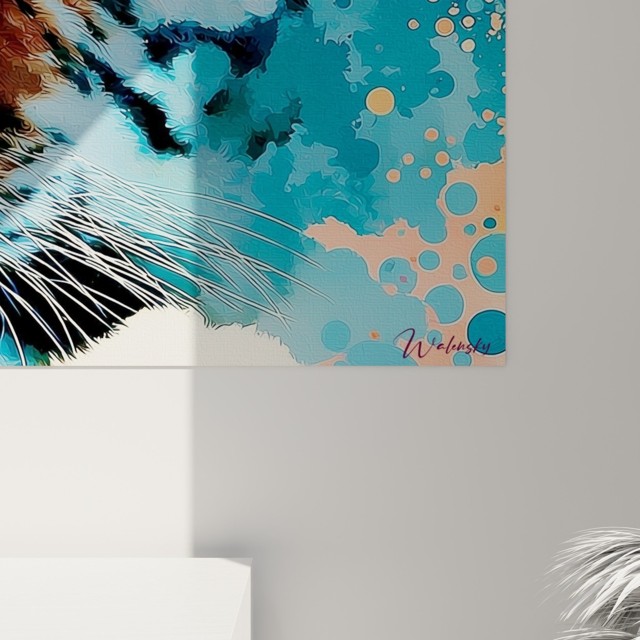 Empâtements turquoise et bulles orangées se mêlant aux rayures brunes du tigre, matière picturale texturée en gros plan