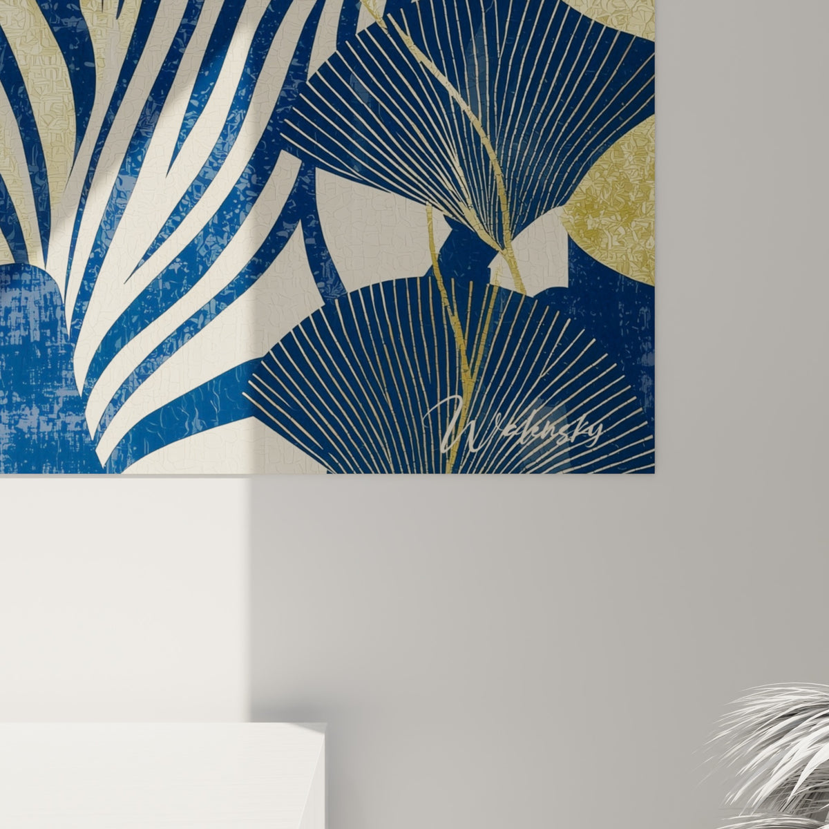 Détail des rayures dorées et bleu marine du tigre, texture froissée imitant le lin sous la lumière.