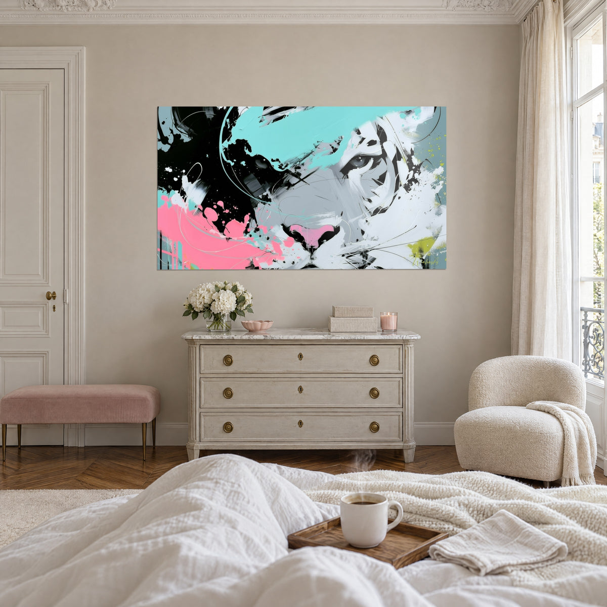 Schilderij van een zwart-witte tijger met bubblegumroze en turquoise vlekken, boven een bed in een lichte slaapkamer