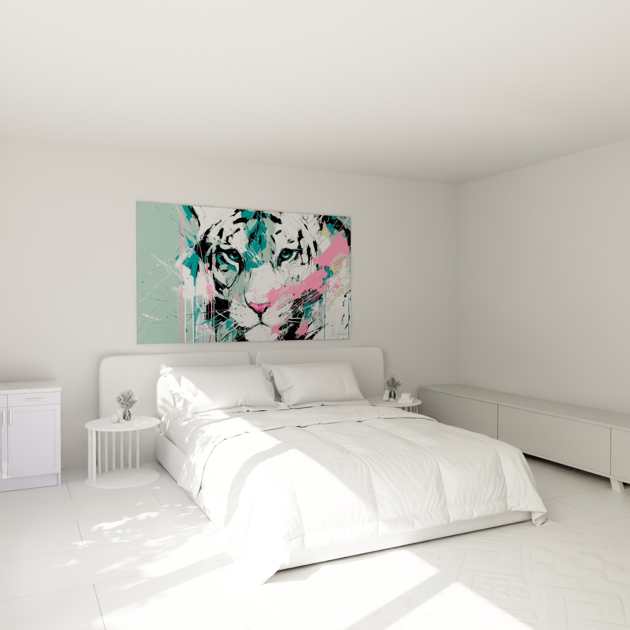 Visage de tigre expressif aux touches roses et vertes, accroché au-dessus d'un lit dans une chambre claire