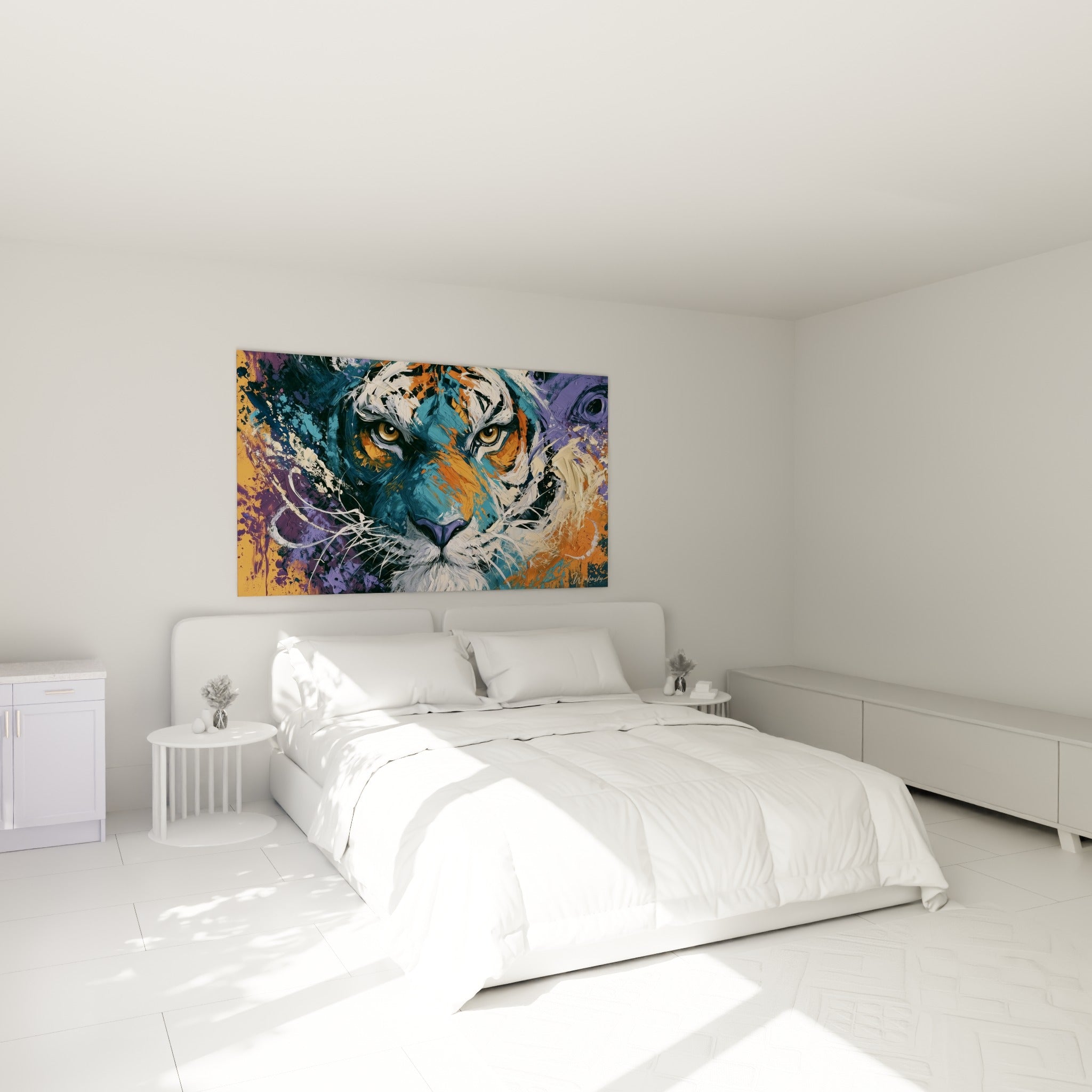 Félin bleu turquoise et orange vif au regard intense, accroché au-dessus d'un lit dans une chambre claire