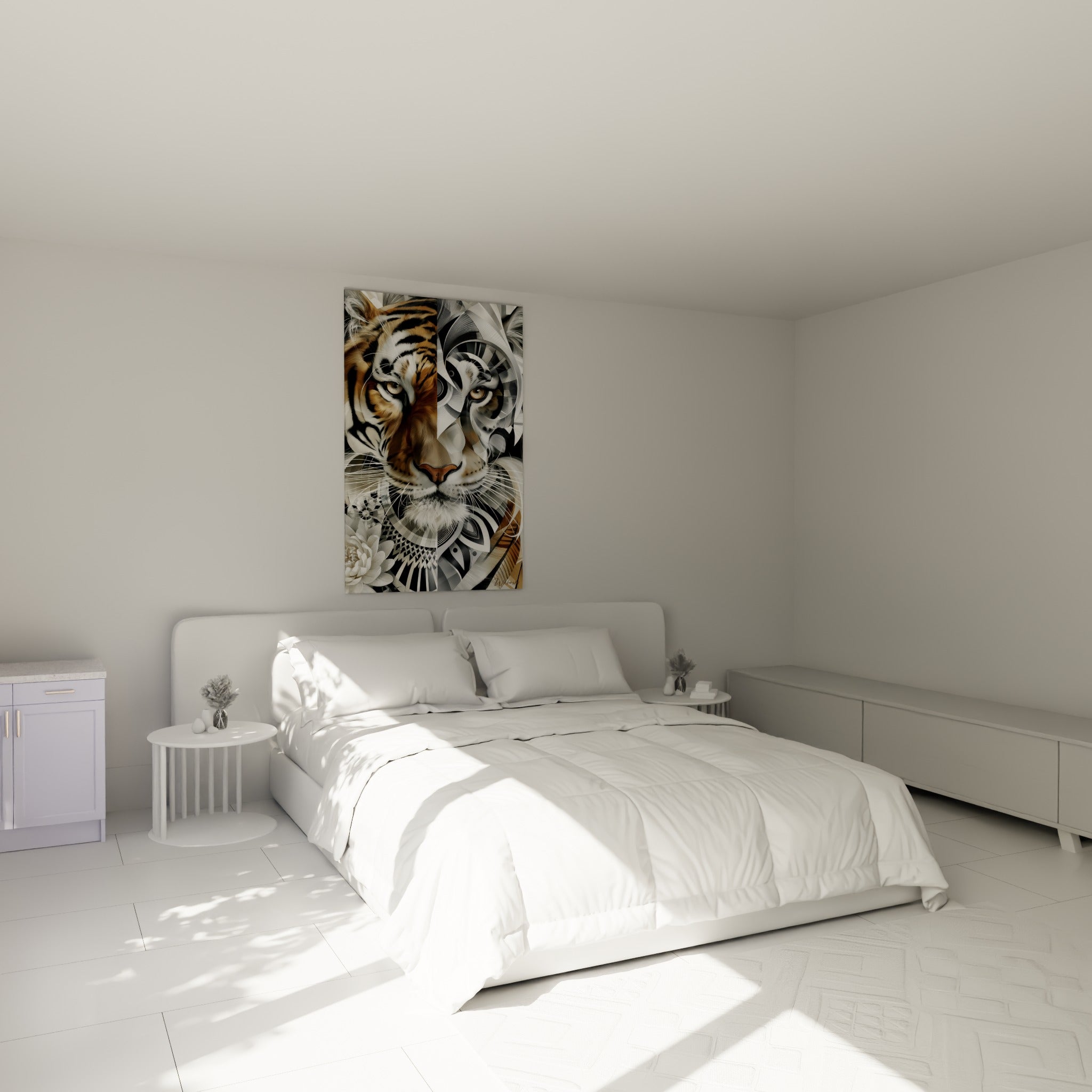Regard doré du tigre bicolore orange et gris accroché au-dessus d'un lit dans une chambre claire