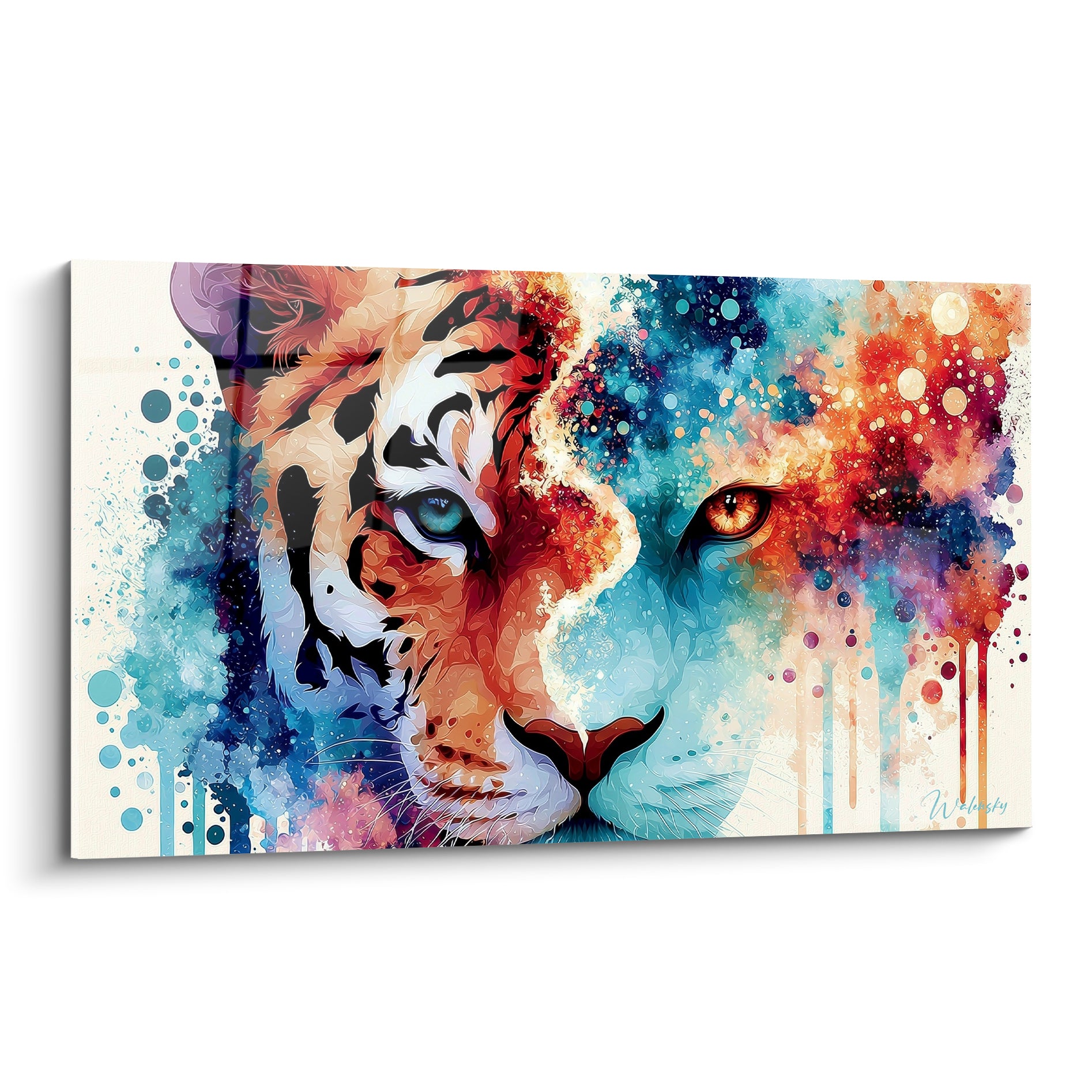 Tigre au visage divisé entre orange fauve et bleu marine, œil pastel et regard ambré perçant