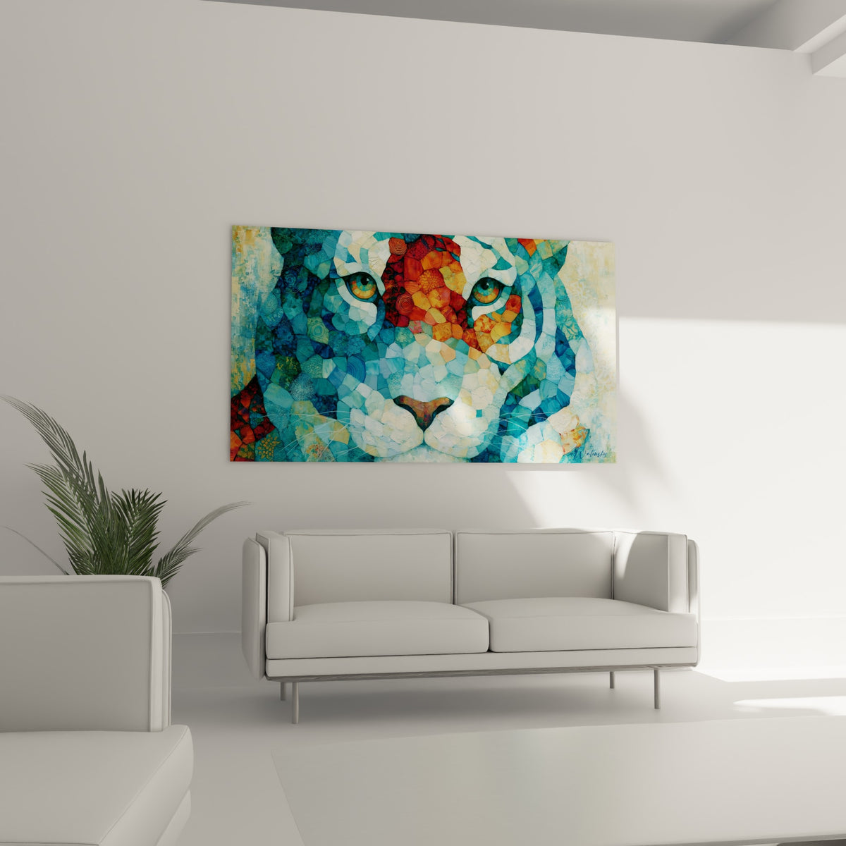 Félin fragmenté turquoise et doré accroché au-dessus d'un canapé dans un salon lumineux