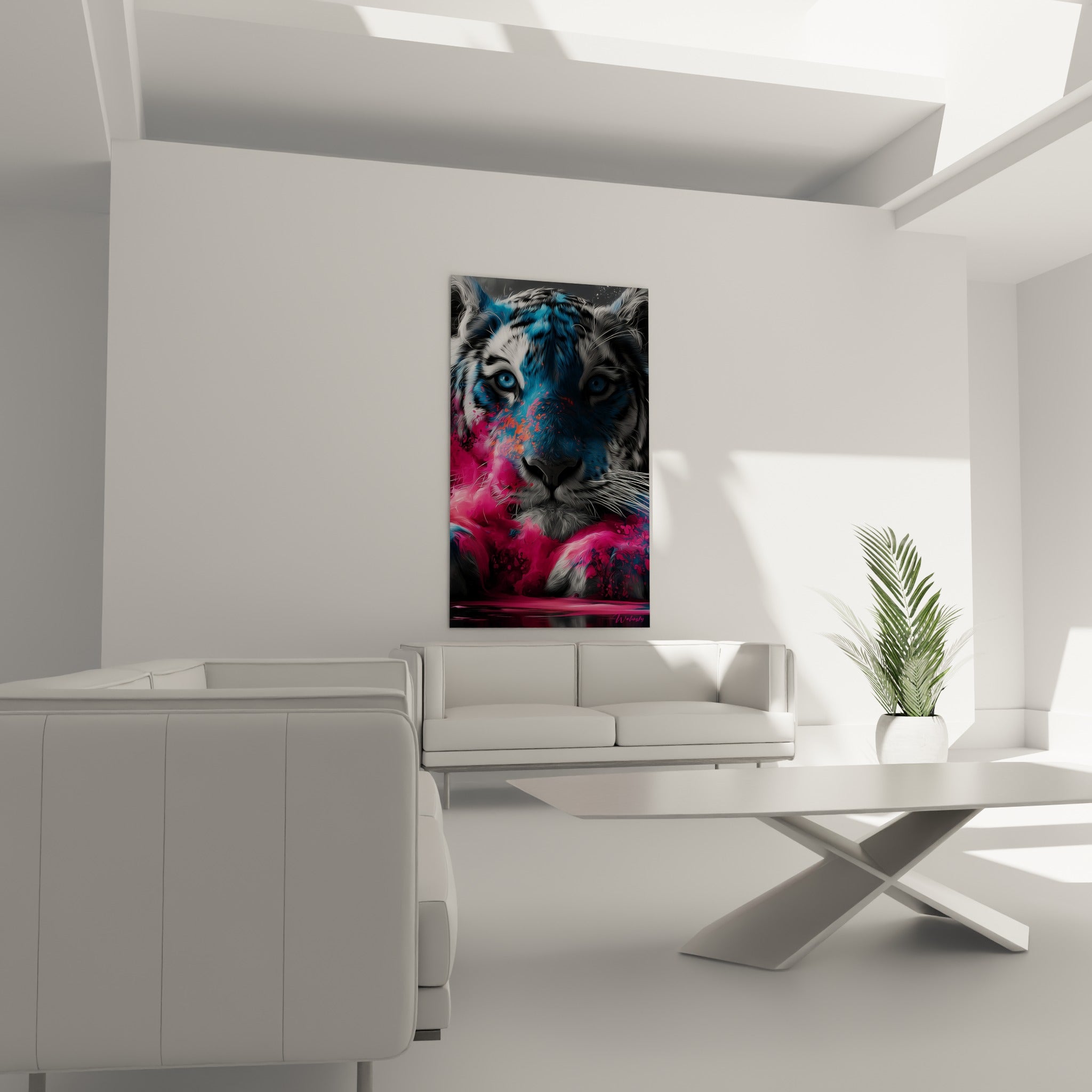 Yeux bleu pâle intenses sur pelage anthracite éclaté de fuchsia, au-dessus d'un canapé dans un salon lumineux