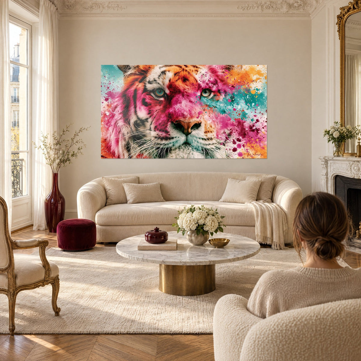 Gemälde Tiger mit rosa Fuchsia- und Türkis-Spritzern im Fell, durchdringender blauer Blick, über einem Sofa in einem hellen Wohnzimmer