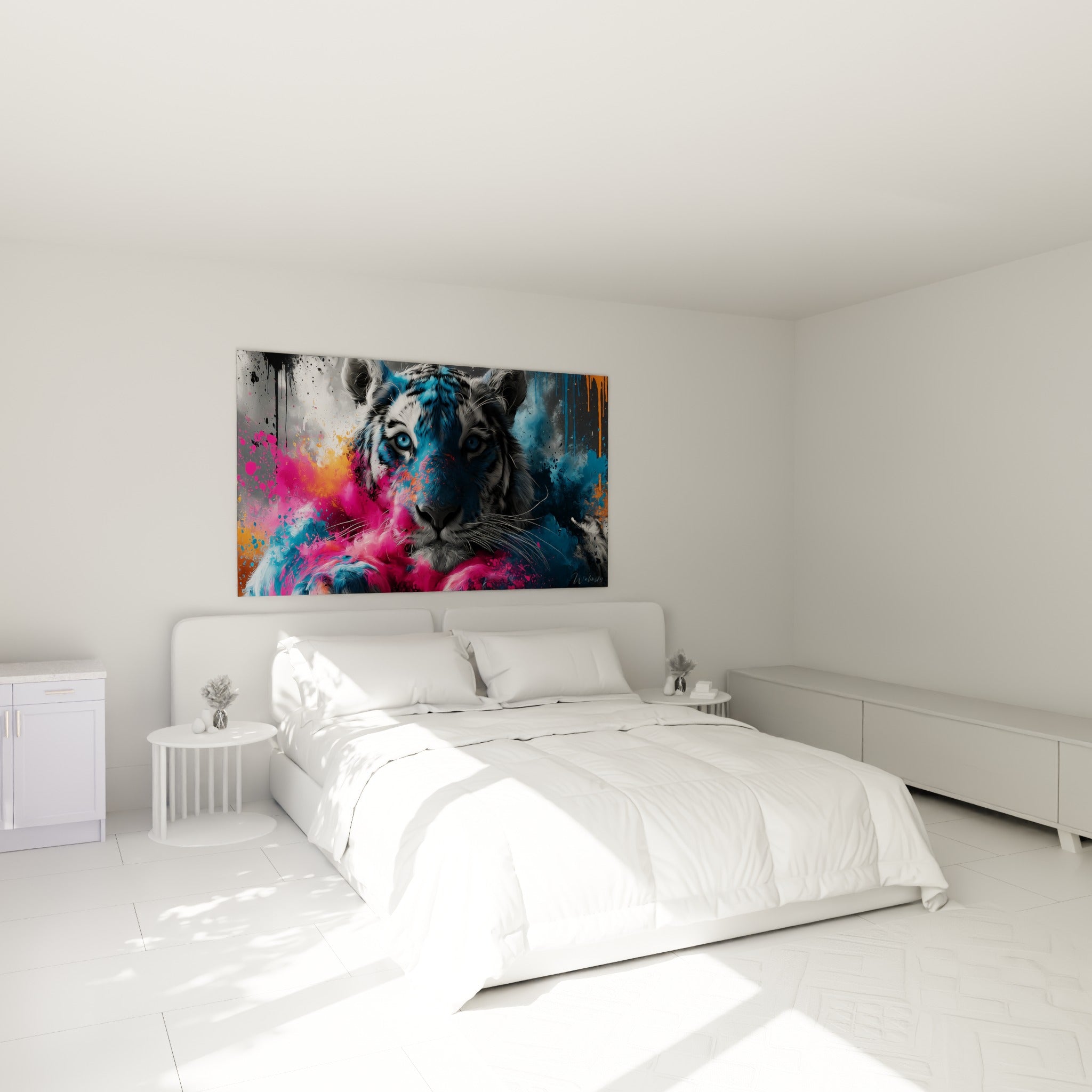 Félin aux yeux bleus intenses cerné de peinture fuchsia, accroché au-dessus d'un lit dans une chambre claire