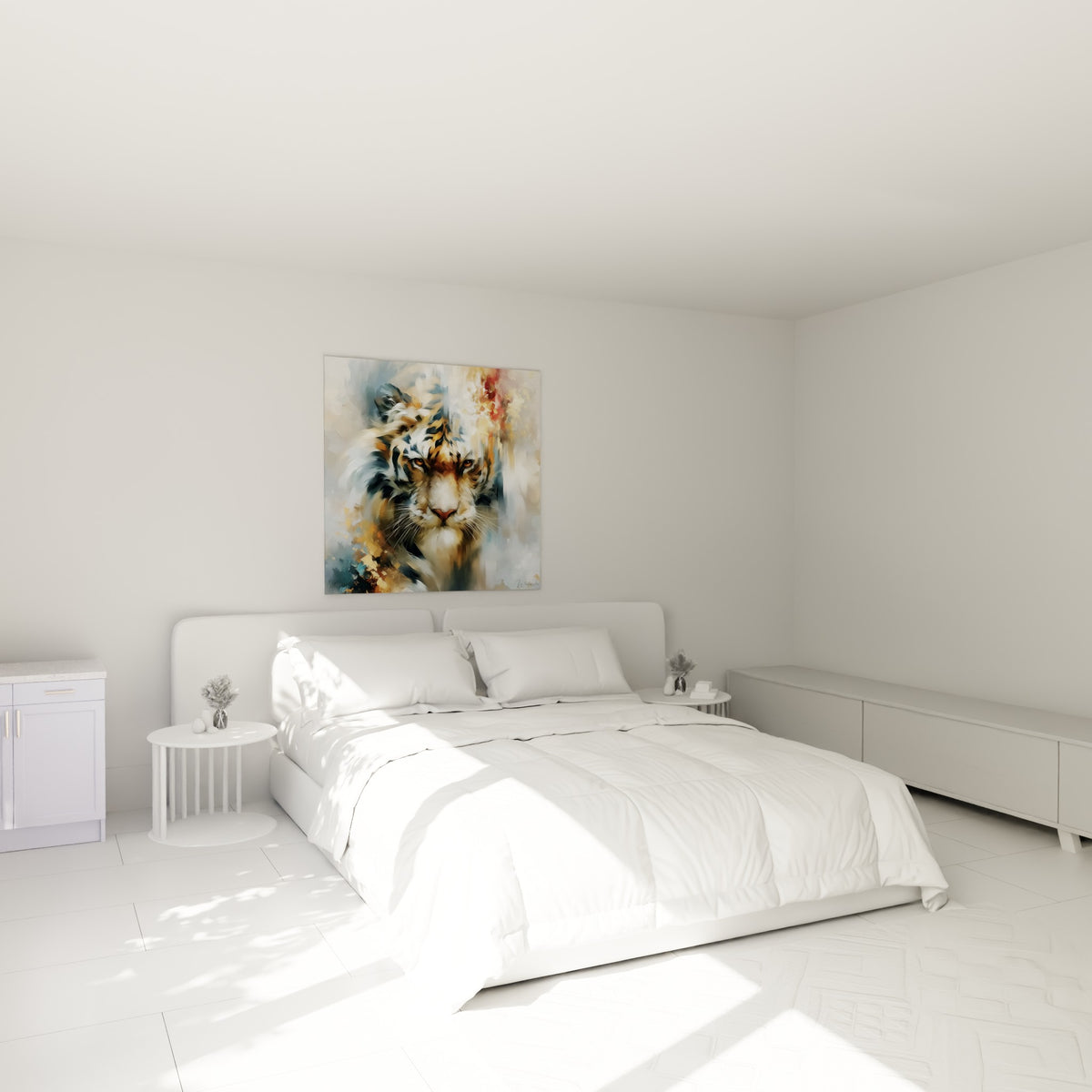 Yeux perçants d'un tigre doré et bleu ardoise placé au-dessus d'un lit dans une chambre claire