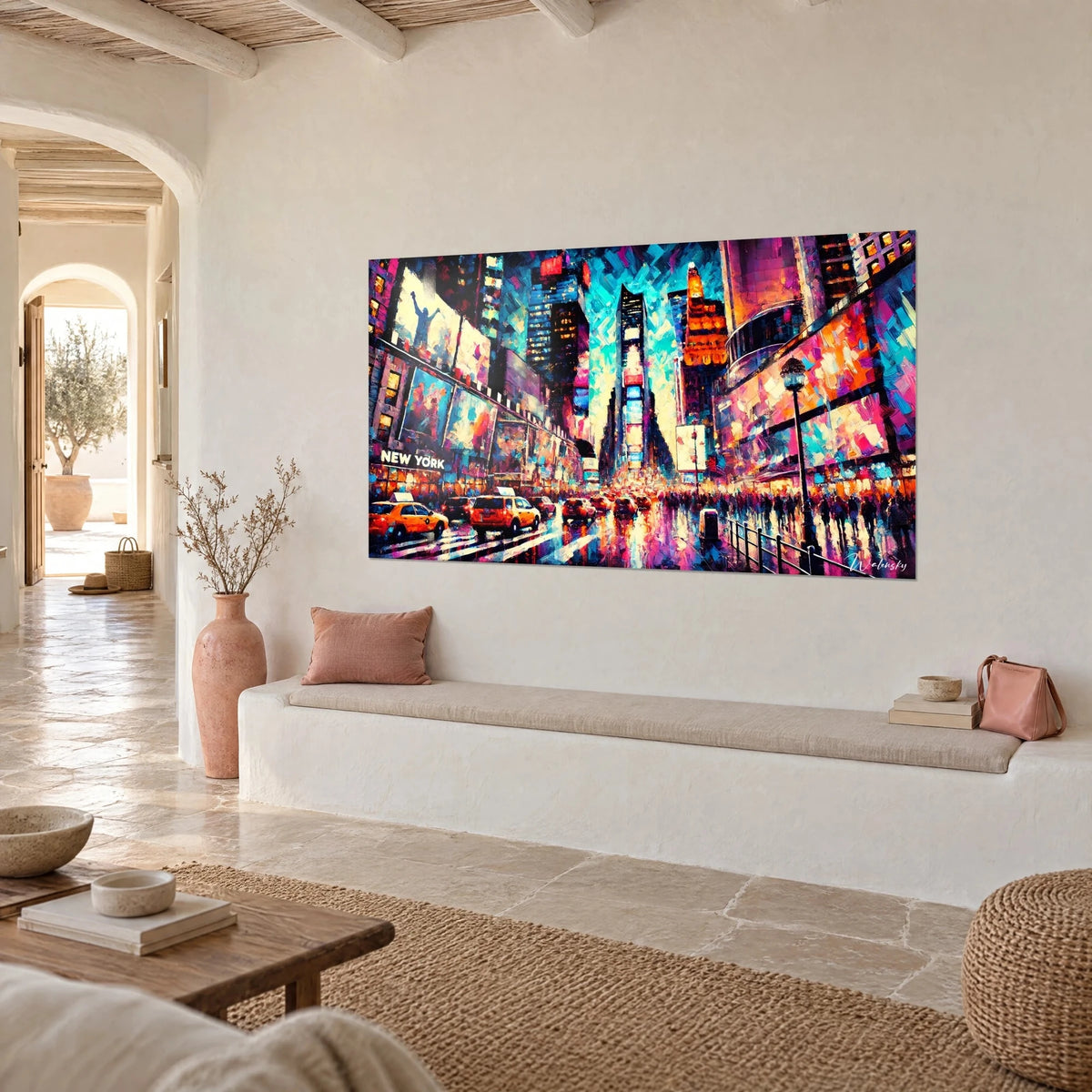 Quadro di una vivace avenue newyorkese, cartelloni pubblicitari arancioni e magenta su muro bianco calce, panchina in pietra a sinistra