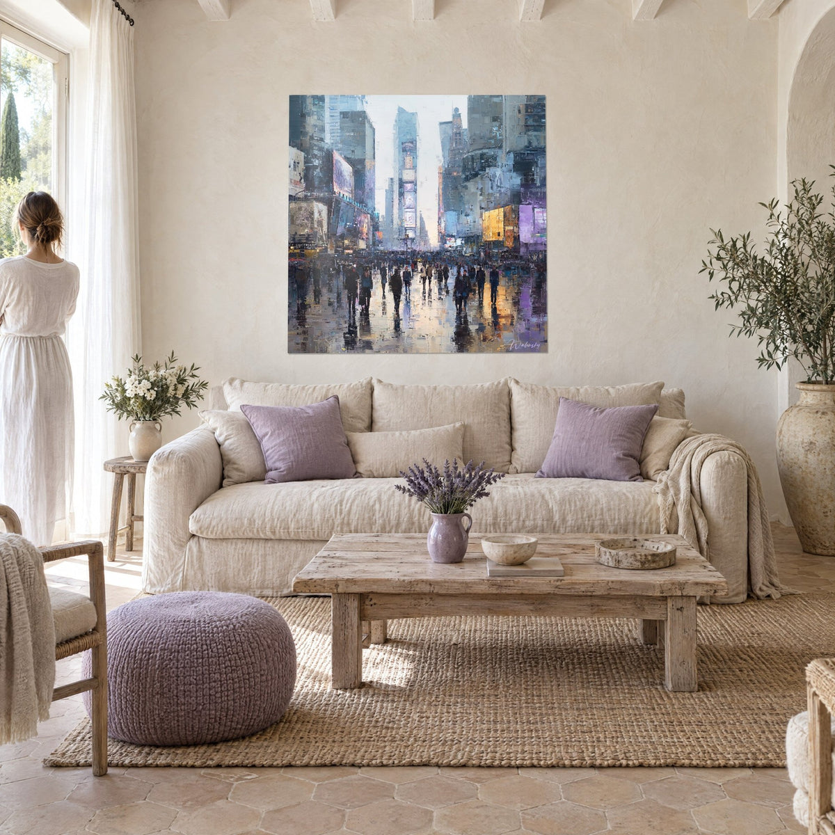 Quadro Times Square immerso nella pioggia, grattacieli blu acciaio e neon viola, passanti nei riflessi, sopra un divano in un soggiorno luminoso