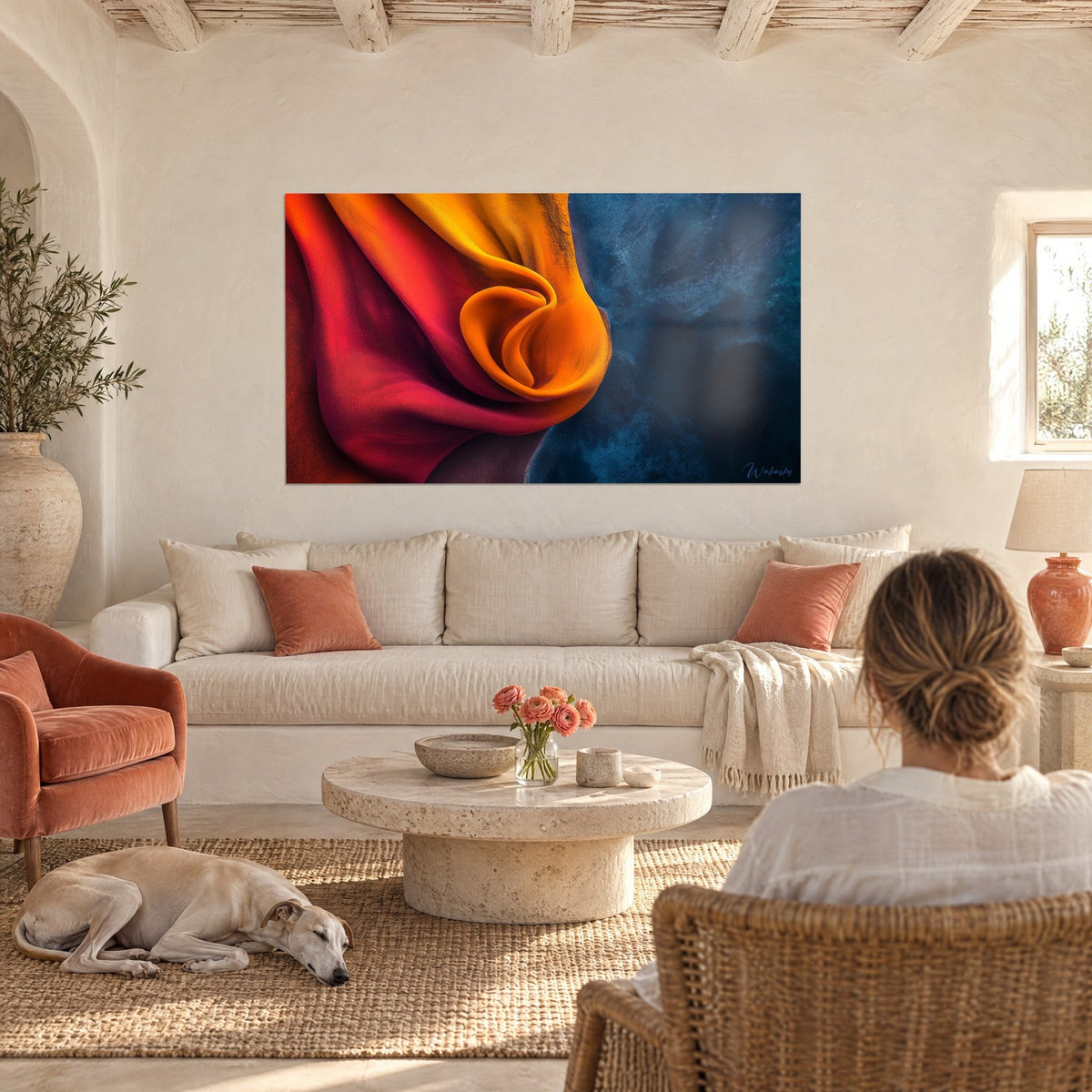 Tableau drapé de soie orange et carmin sur fond bleu nuit, une femme de dos et un lévrier, au-dessus d'un canapé dans un salon lumineux