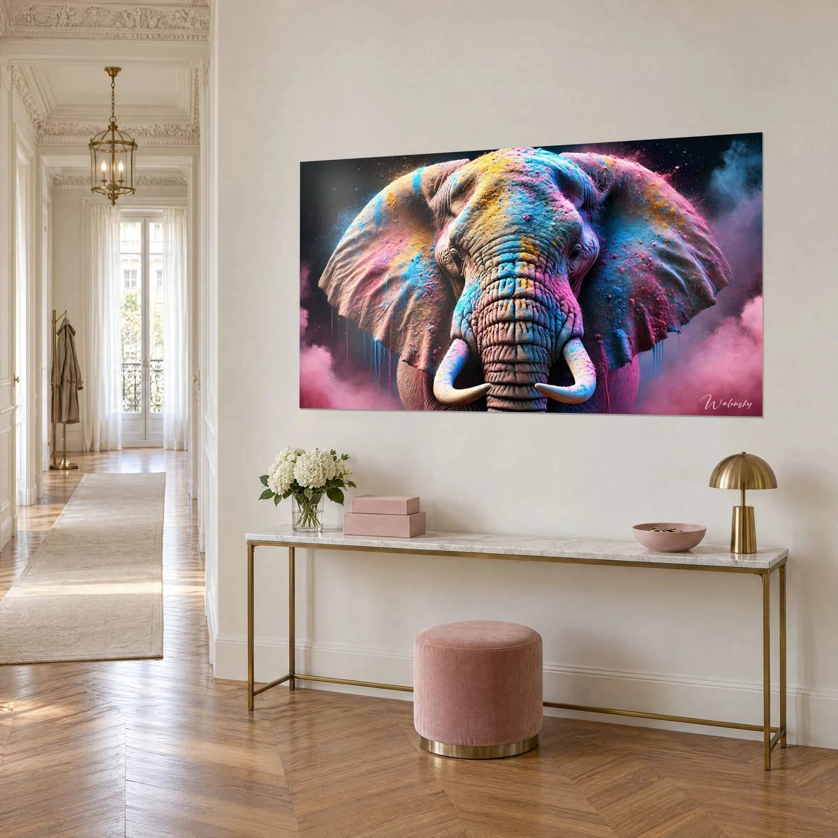 Obraz pachydermy o uszach przyprószonych żółtym i turkusowym, czarne tło, na ścianie korytarza w stylu haussmannowskim