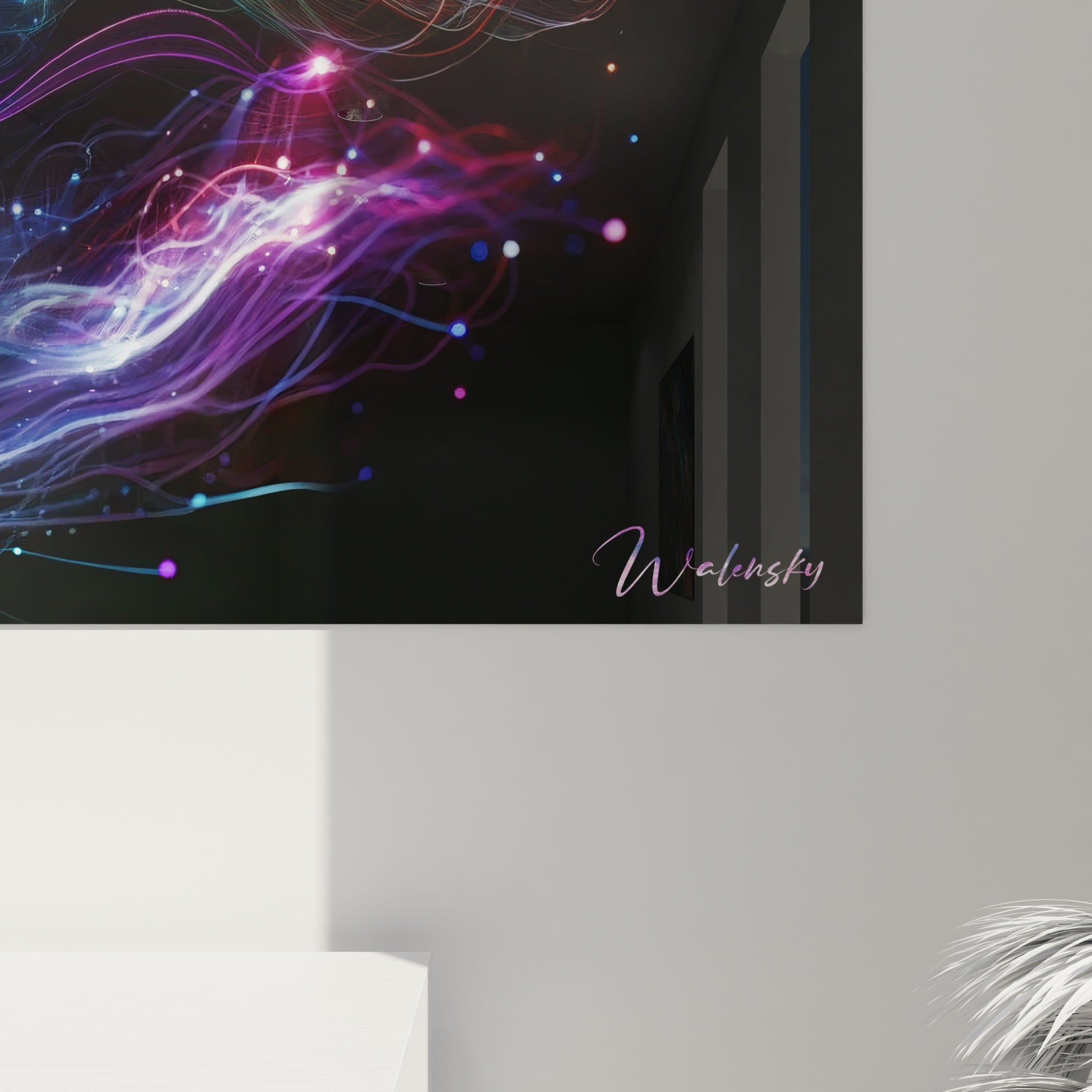 Tableau abstrait présentant un réseau de filaments lumineux en mouvement. Gamme colorée de bleu outremer, turquoise, mauve, rose et orange avec points brillants disséminés. Texture néon avec lignes courbes superposées et particules étoilées. Motif fluide avec vagues lumineuses entrecroisées créant un univers dynamique semblable à une nébuleuse stylisée sur fond noir.
