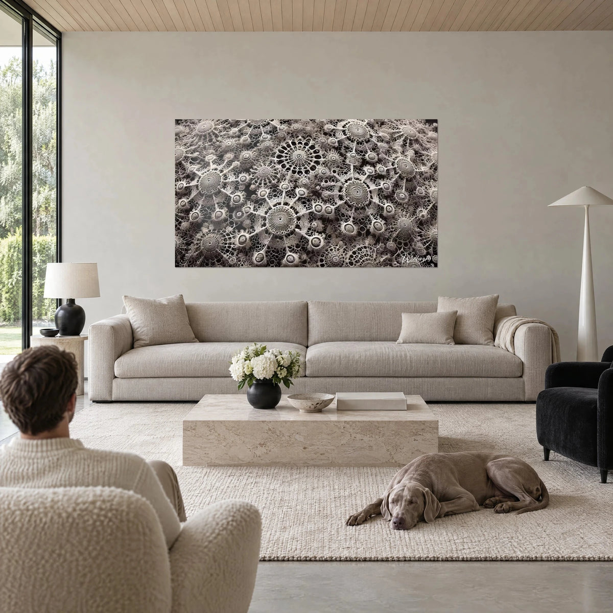 Gemälde Mineralspitze aus Radiolarien in Cremeweiß auf schwarzem Grund, über einem Sofa in einem hellen Wohnzimmer