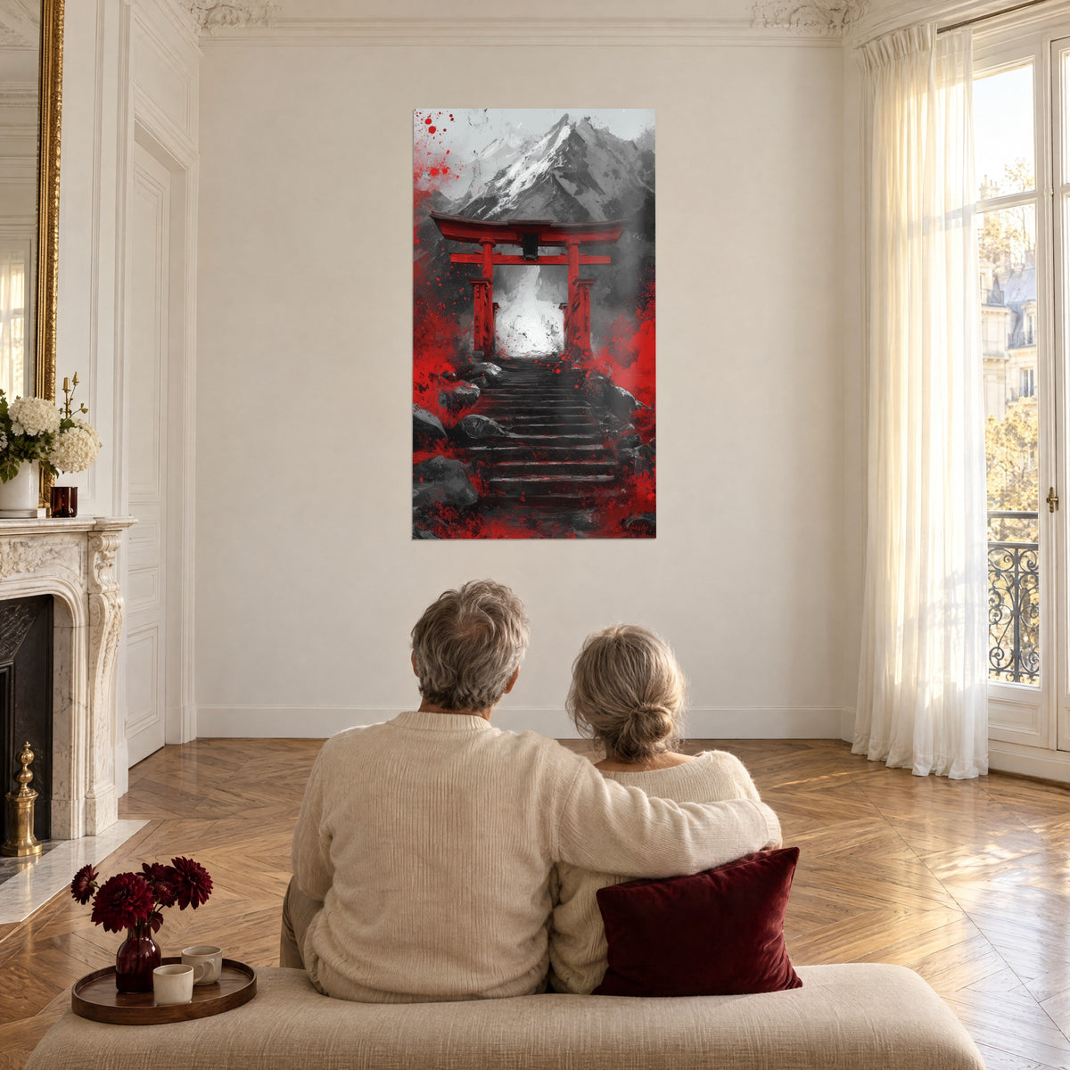 Schilderij Bloedrode poort en witte wolken boven een grijze piek, paar met wit haar van achteren op een crèmekleurige bank, Haussmann-woonkamer