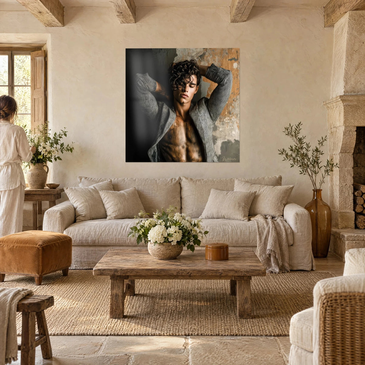 Tableau jeune homme aux boucles brunes, bras derrière la tête, veste rayée grise, mur ocre, au-dessus d'un canapé dans un salon lumineux