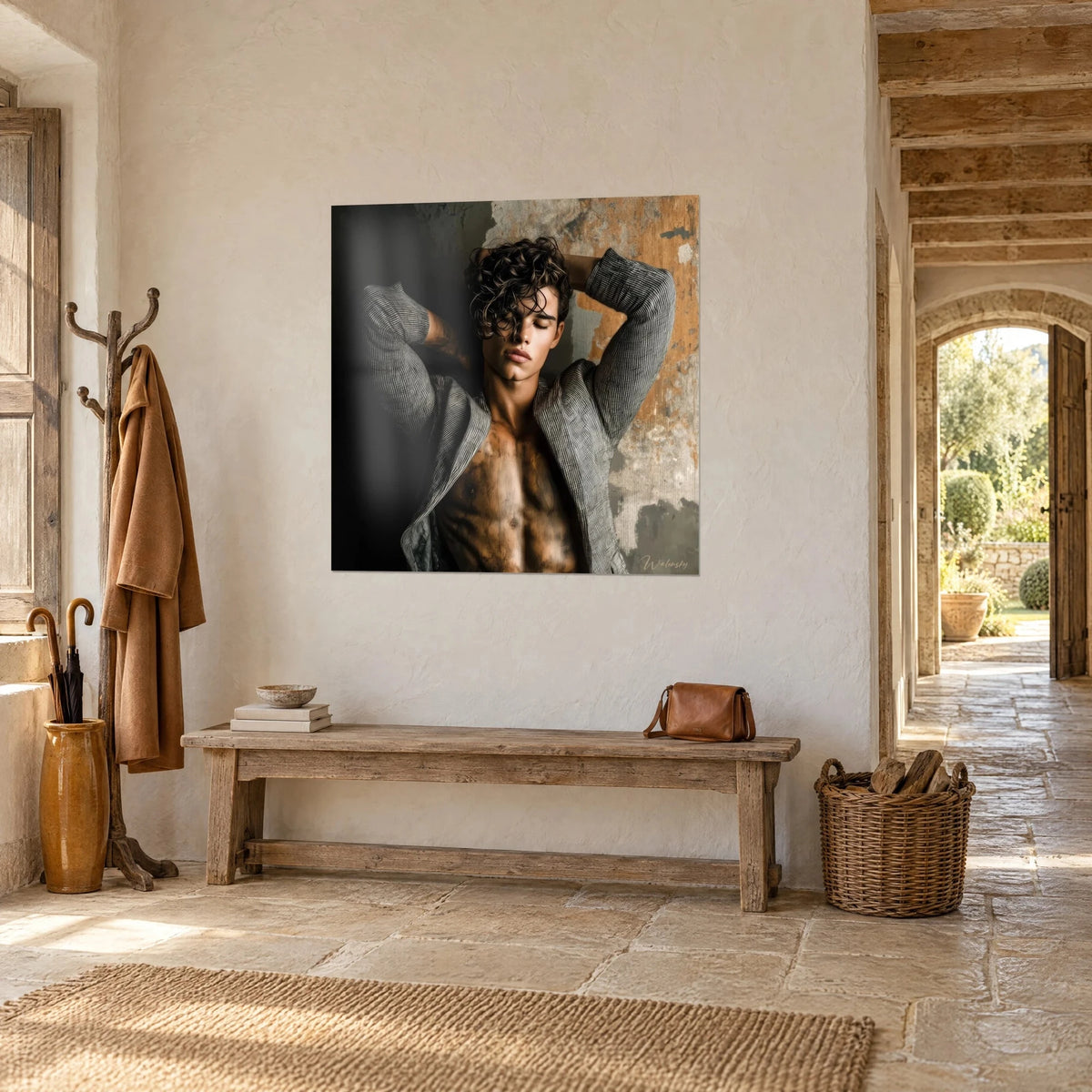 Tableau portrait masculin torse nu, regard clos, blazer rayé gris et mur patiné ocre, accroché dans une entrée en pierre claire