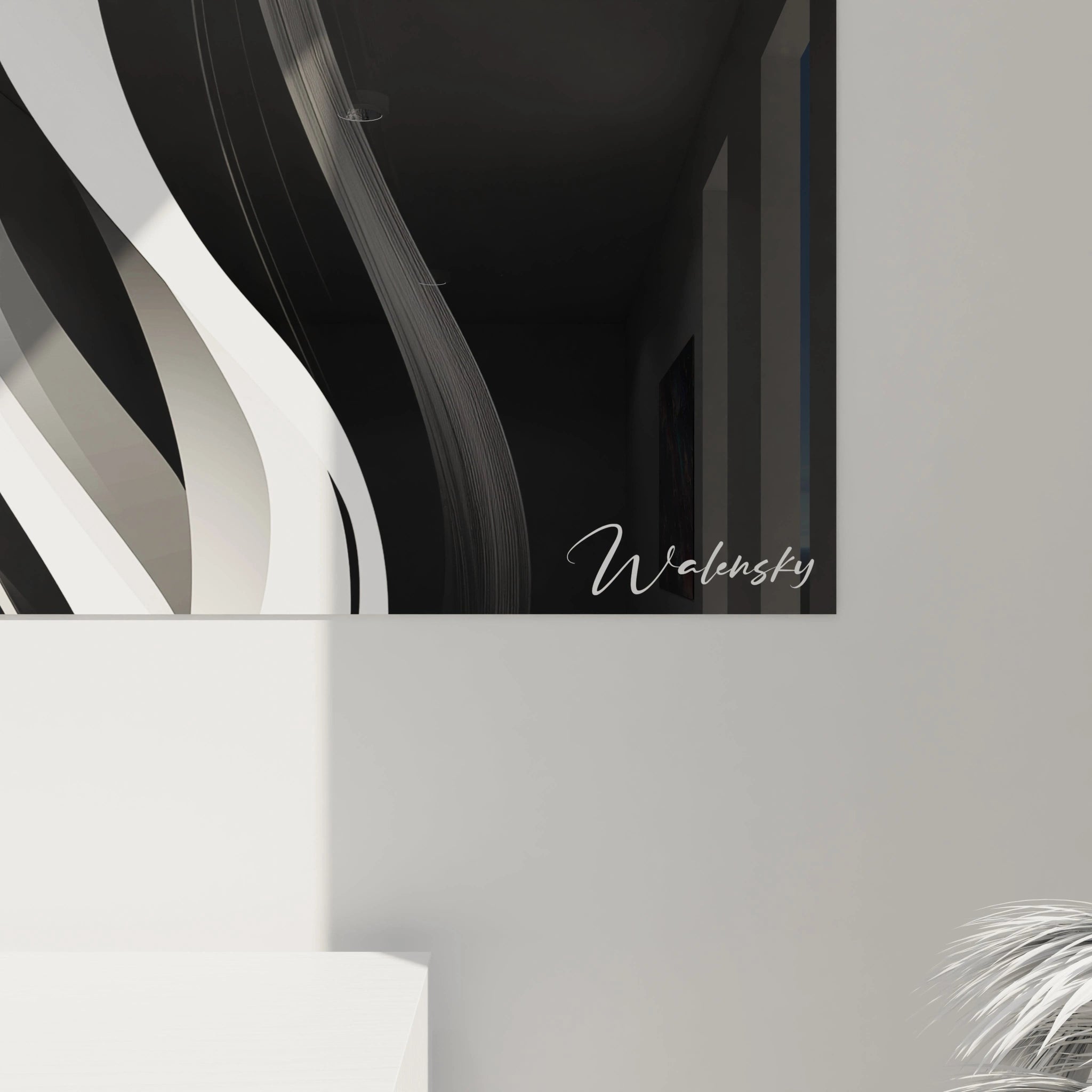 Tableau rayures en noir et blanc avec des formes ondulantes qui traversent verticalement la composition. Les lignes sinueuses alternent entre blanc éclatant et nuances argentées, créant un contraste saisissant avec le fond noir. L'œuvre présente une surface lisse et des contours nets aux transitions fluides.
