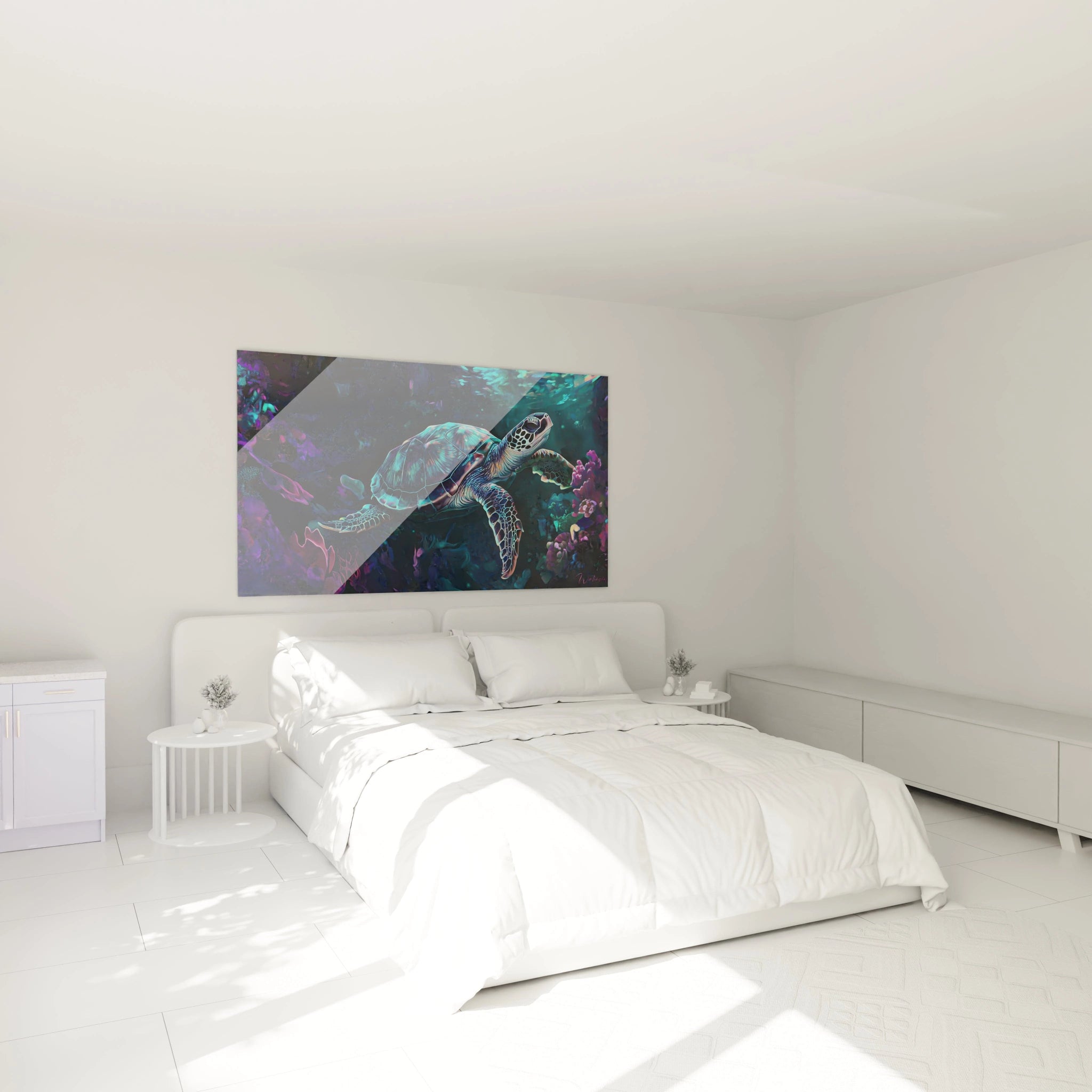 Tableau tortue de mer Walensky accroché au-dessus d'un lit blanc dans une chambre moderne et lumineuse