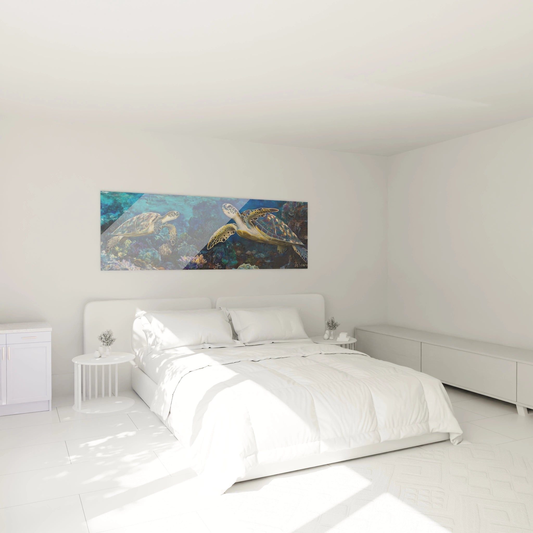 Tableau tortue de mer Walensky accroché au-dessus d'un lit double blanc dans une chambre lumineuse