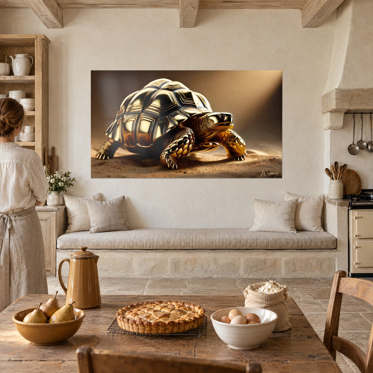 Cuadro de tortuga dorada con patas escamosas, fondo ámbar y marrón, frente a una persona de espaldas en una cocina de campo