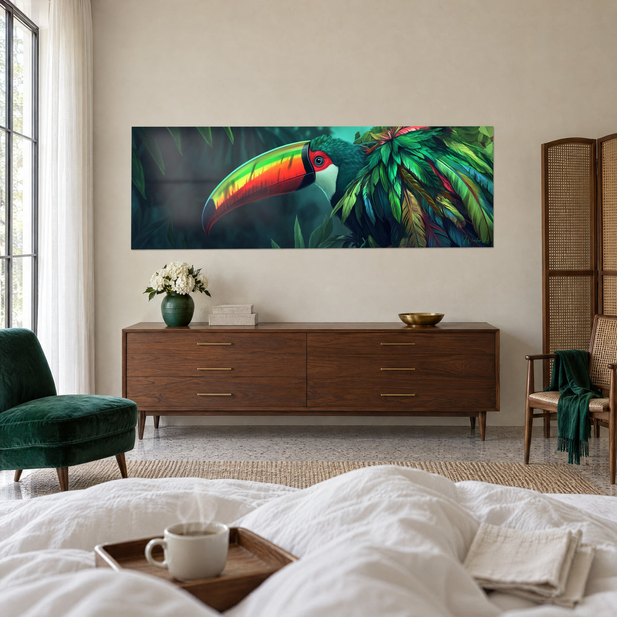 Cuadro tucán con pico arcoíris rojo y verde sobre un fondo de selva oscura, visto desde una cama blanca, encima de una cama en un dormitorio luminoso