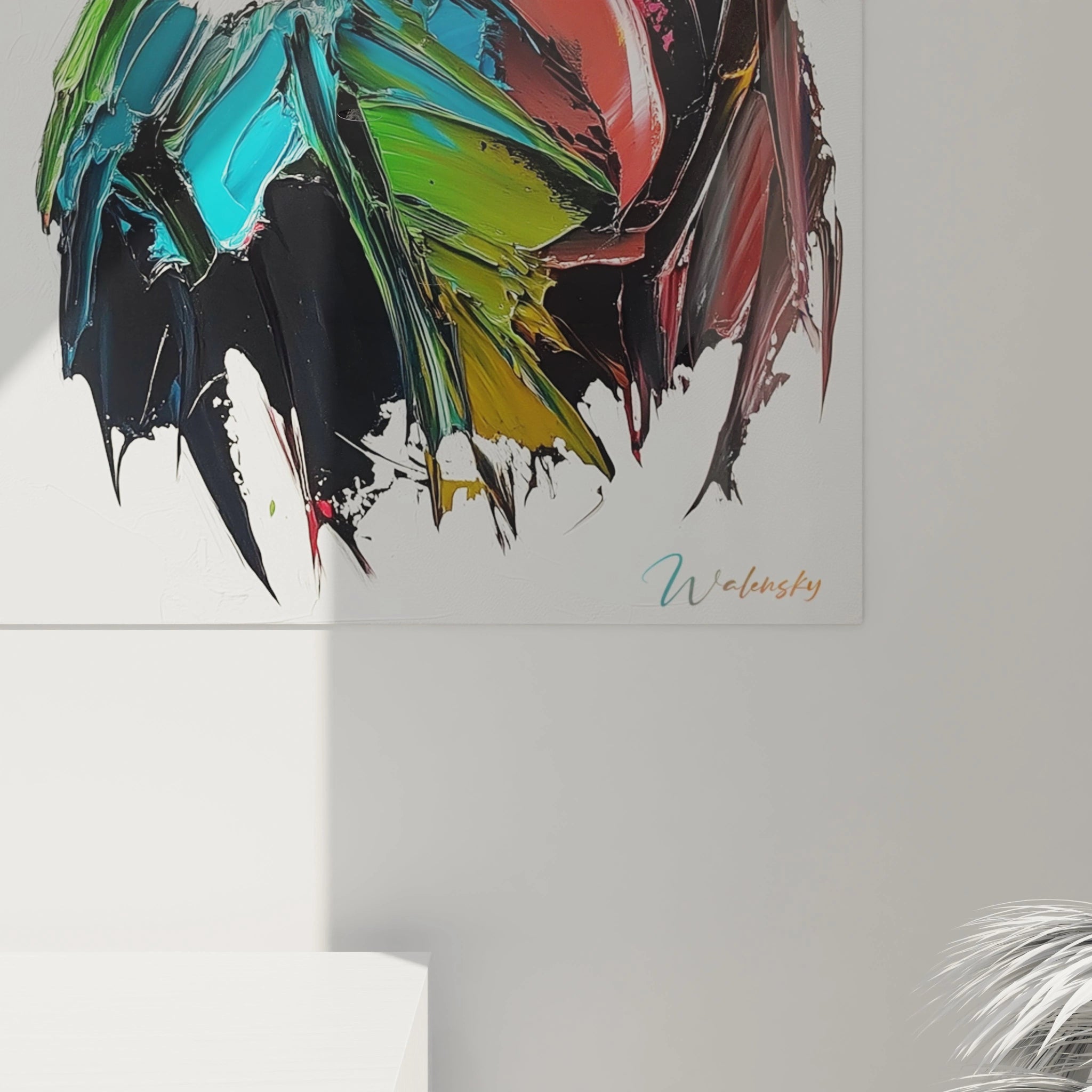 Tableau toucan coloré signé Walensky accroché sur un mur blanc d'intérieur moderne