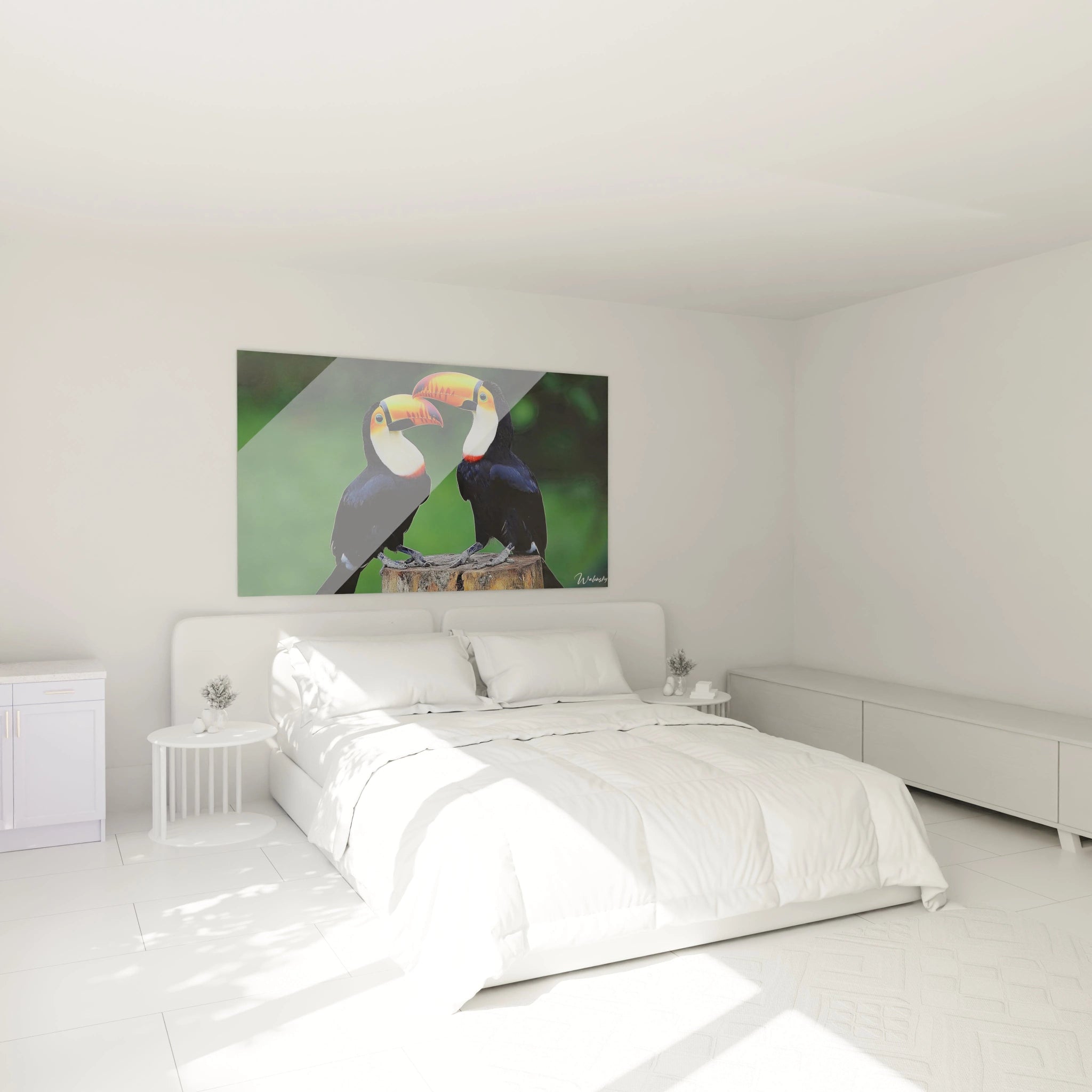 Tableau toucan mettant en scène une paire d'oiseaux tropicaux perchés sur un socle en bois. Les couleurs dominantes noir, orange et blanc créent un fort contraste. Les textures lisses des becs brillants s'opposent au plumage velouté et au fond verdoyant estompé.
