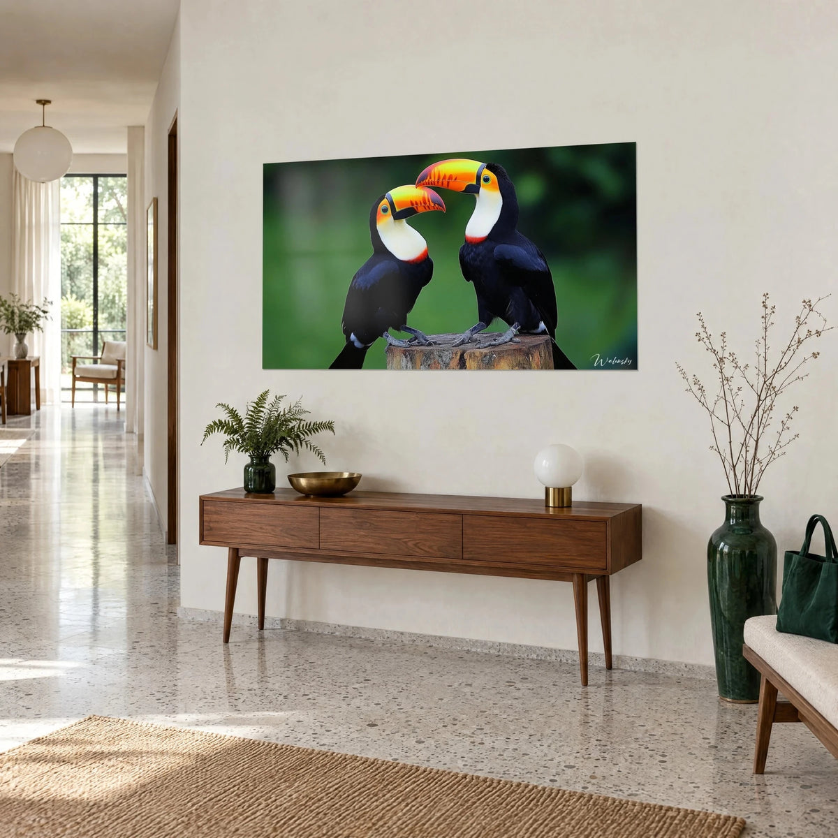 Schilderij tropische vogels neergestreken op een boomstronk, oranje snavels, witte kelen en rode halskragen, boven een houten dressoir