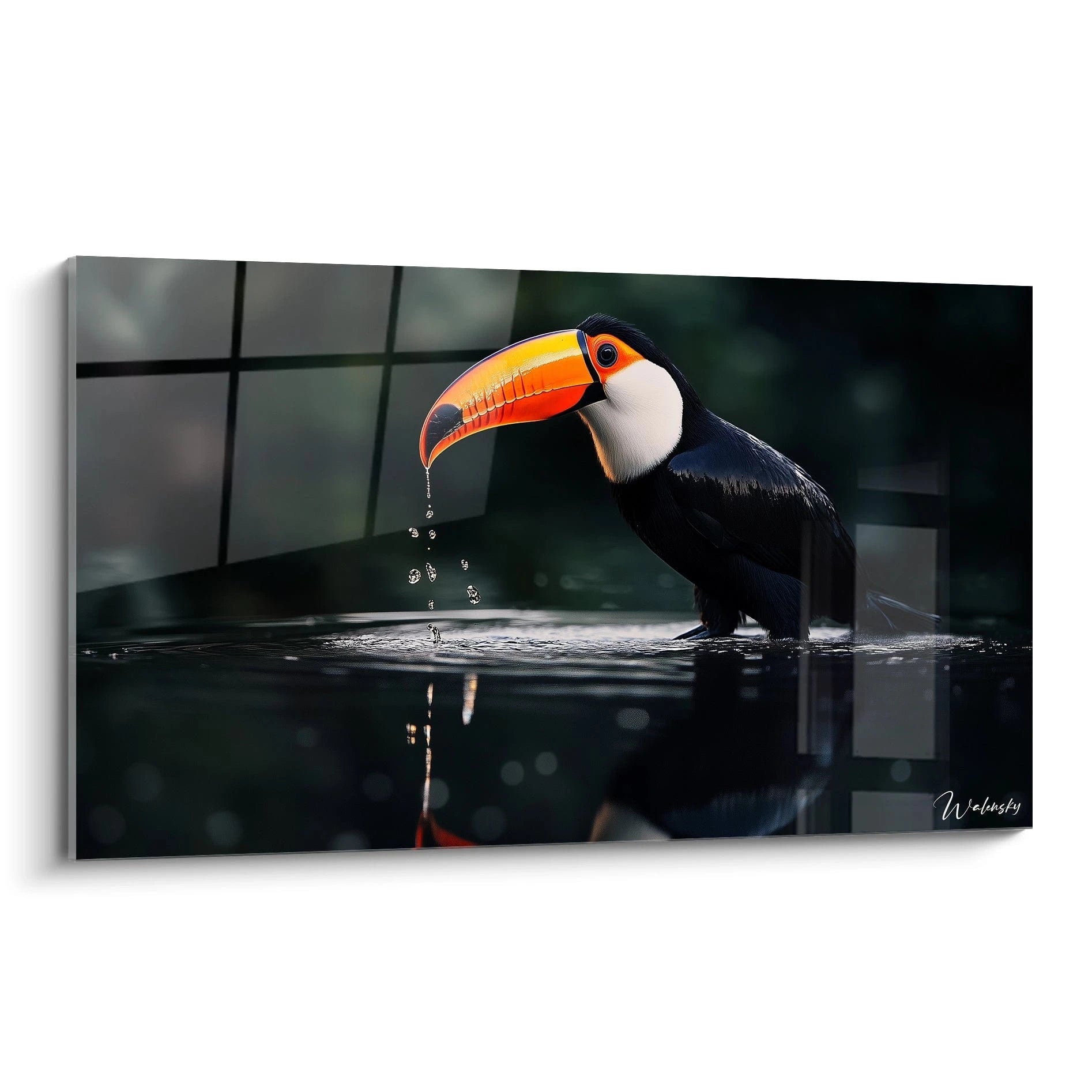 Un tableau toucan représentant un oiseau noir au bec orange vif, perché au bord de l'eau avec des gouttes tombant de son bec. Les couleurs contrastées noir, orange et blanc se détachent sur un fond sombre aux reflets aquatiques.
