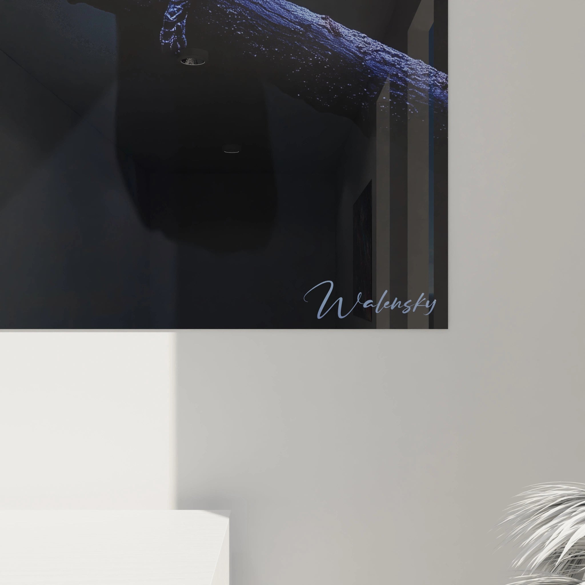 Un tableau toucan présentant un portrait saisissant de l'oiseau tropical, mettant en valeur la texture duveteuse du plumage blanc et noir, l'éclat vibrant du bec orange et la posture majestueuse sur une branche sombre.
