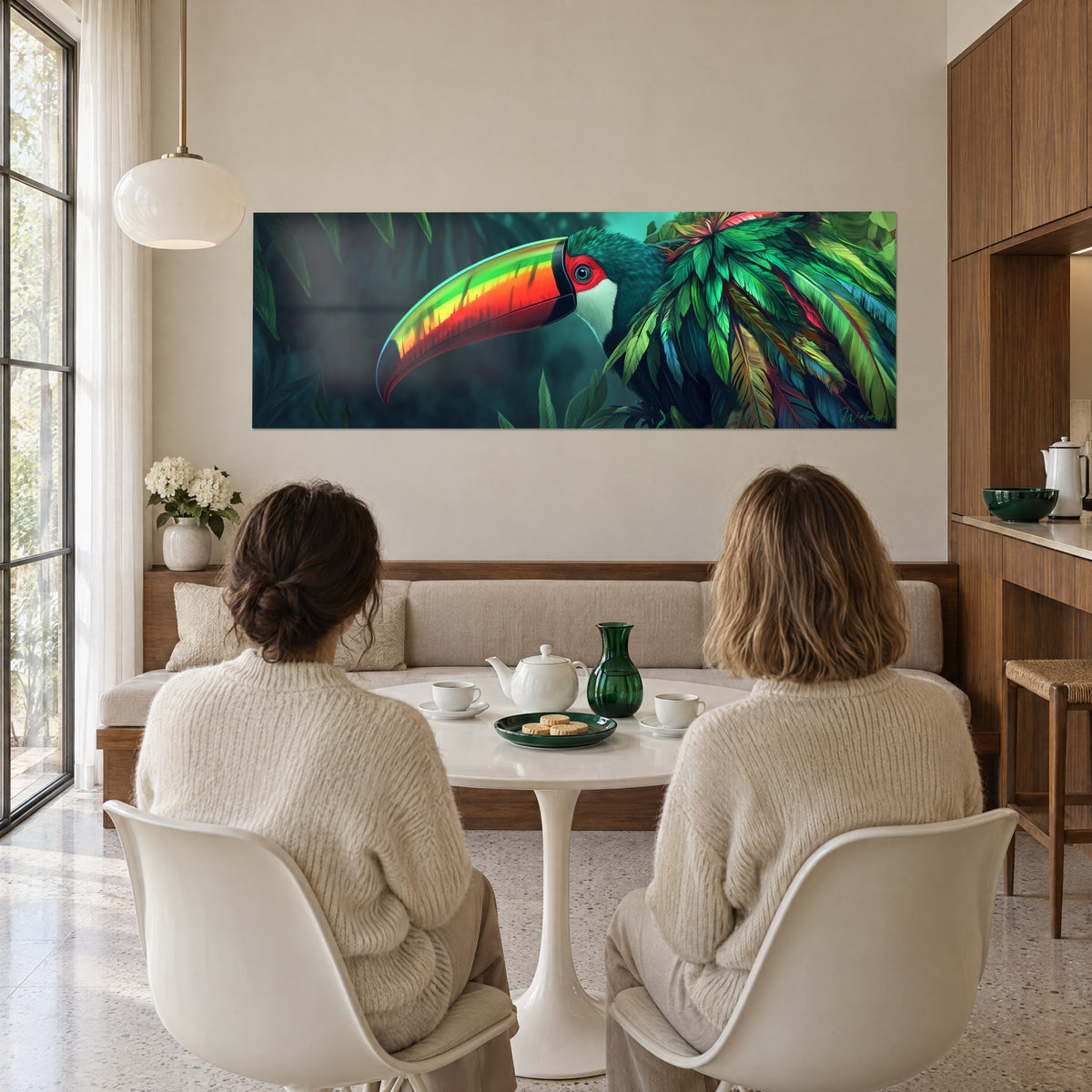 Cuadro ave tropical de plumaje verde y azul y pico naranja y amarillo flamante, observada de espaldas por dos personas sentadas a la mesa del salón