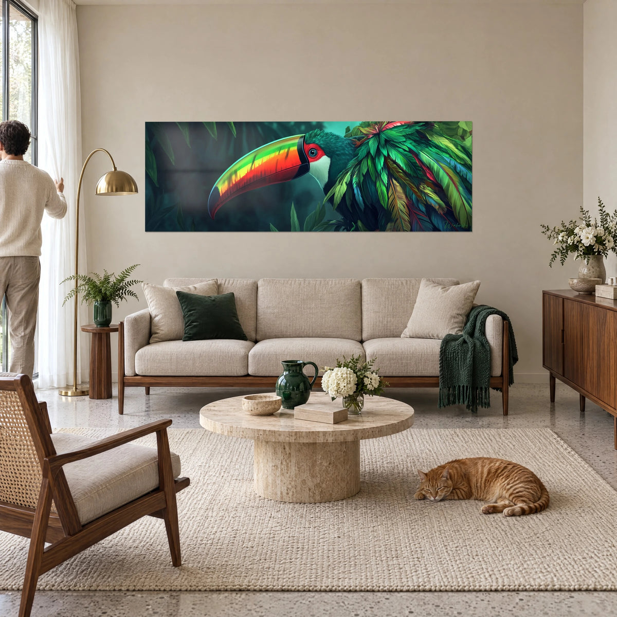 Cuadro tucán con pico naranja, amarillo y verde entre follaje esmeralda, un gato atigrado tumbado sobre un sofá en un salón luminoso