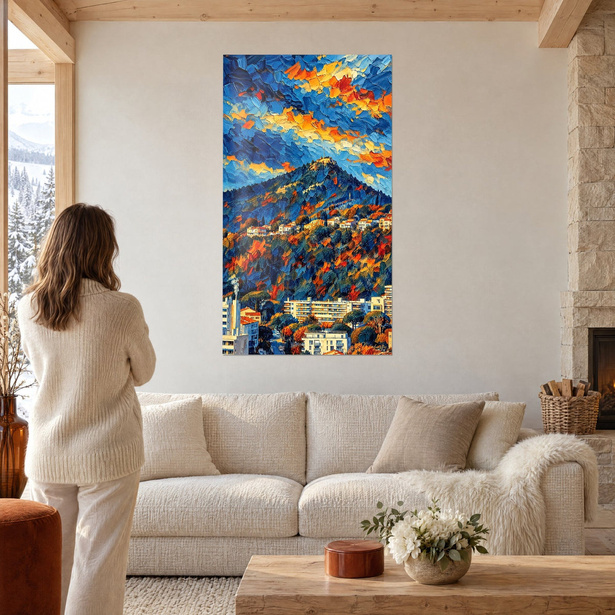 Gemälde einer befestigten Hügelkuppe mit kobaltblauen und orangefarbenen Spachtelstrichen, glühender Himmel, über einem Sofa in einem hellen Wohnzimmer