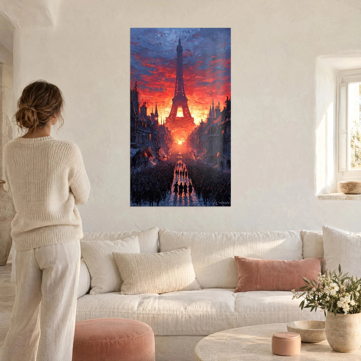 Schilderij Eiffeltoren in paars die oprijst tegen een rode en blauwe hemel, menigte in beweging, twee mensen van achteren boven een bank in een lichte woonkamer