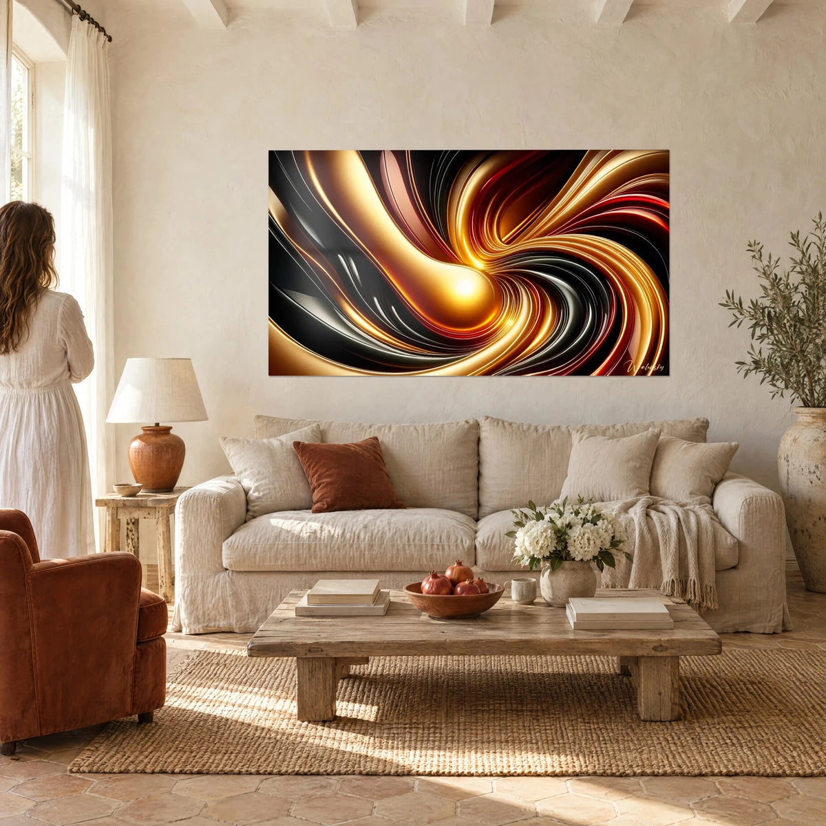 Quadro vortice dorato con volute nere e rosso ramato, perla luminosa al centro, sopra un divano in un soggiorno luminoso