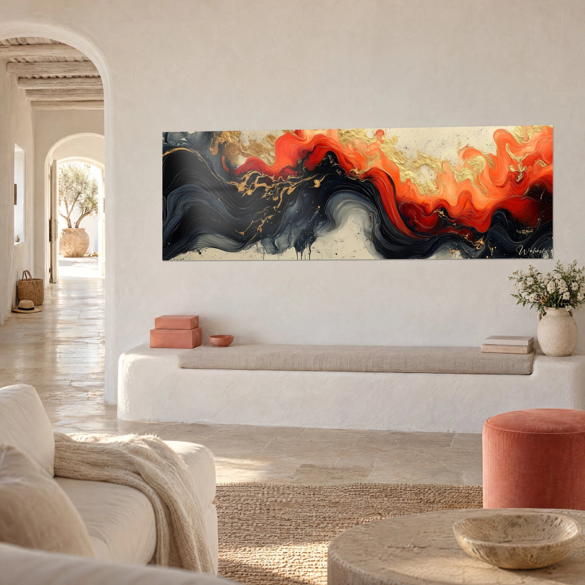 Tableau panoramique de coulées ardoise et rouge brûlé veinées d'or sur fond crème, mur chaulé, vue de trois-quarts, maison blanche