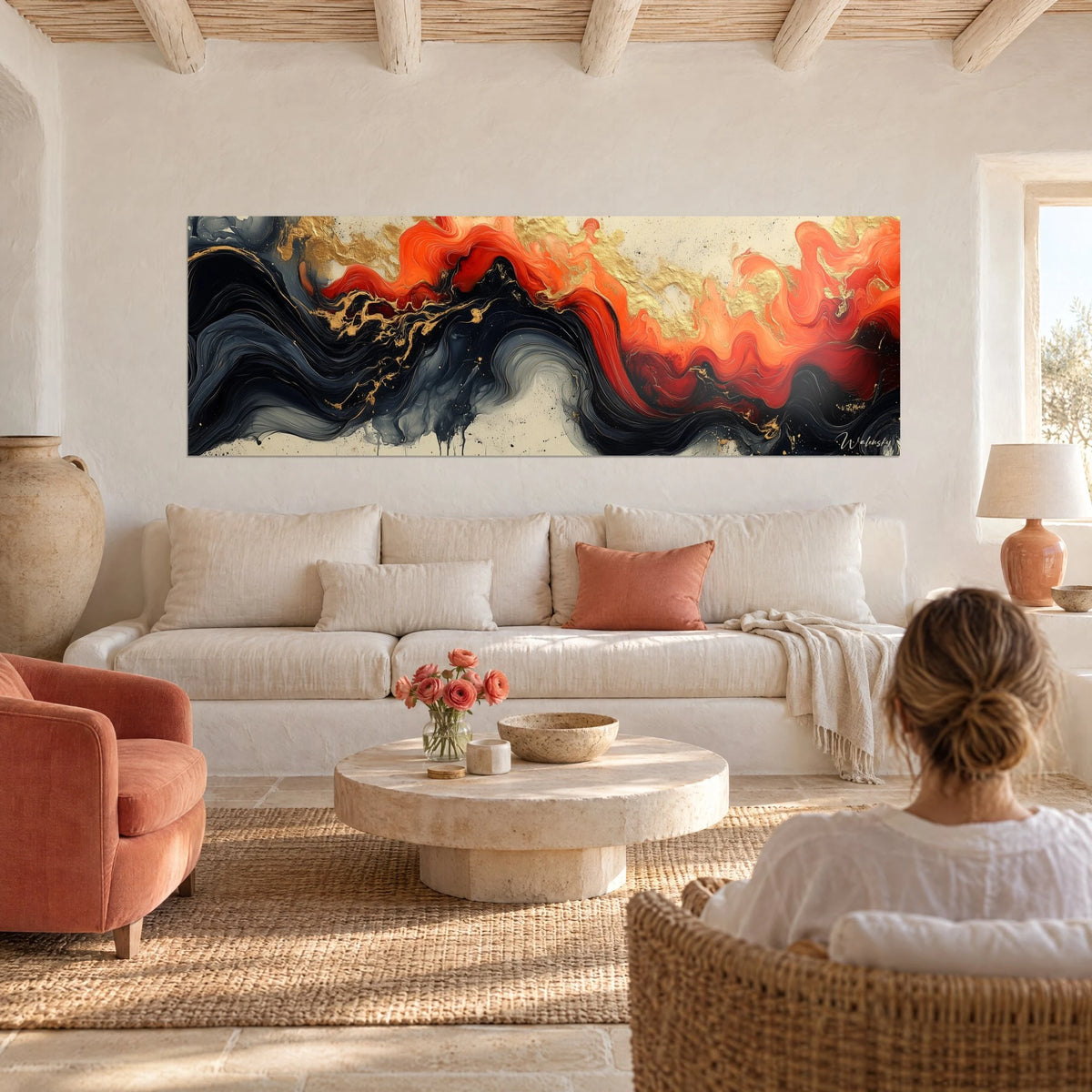Tableau vague de laque noire frangée d'orange vif et de feuille d'or, femme de dos, au-dessus d'un canapé dans un salon lumineux