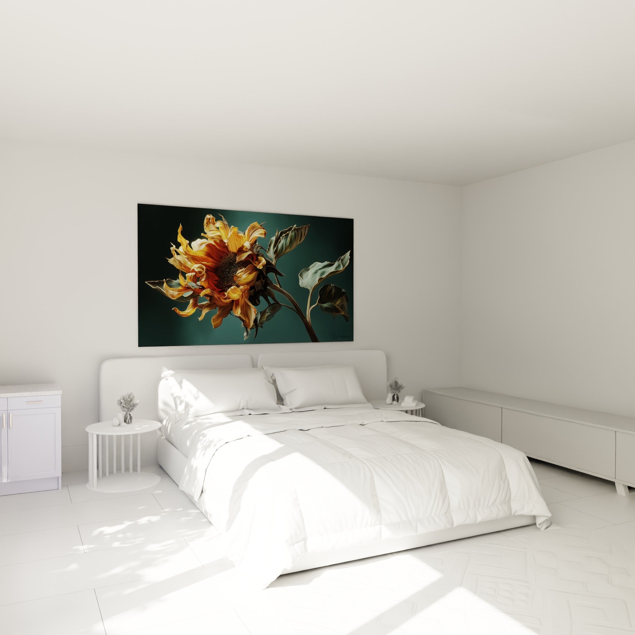 Fleur ambrée aux volutes dorées, feuilles vert émeraude, au-dessus d'un lit dans une chambre claire