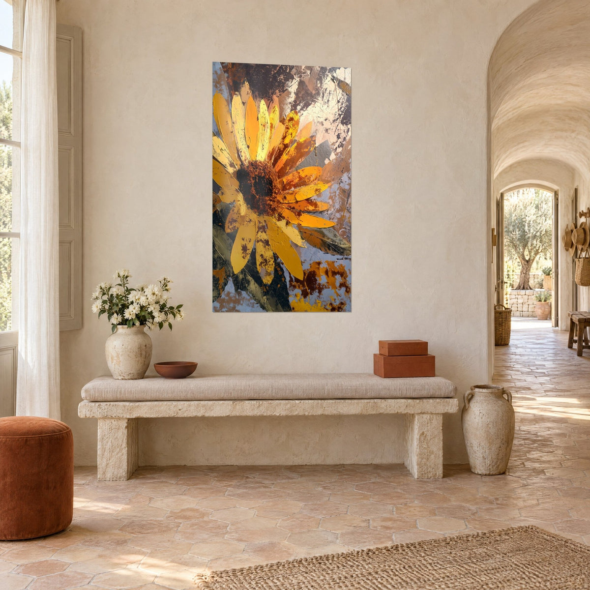 Cuadro flor gigante con centro marrón granulado, pétalos dorados y anaranjados, paredes crema de una masía provenzal, vista de tres cuartos
