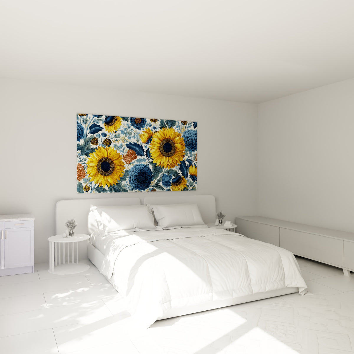 Bouquet de tournesols dorés et dahlias bleu marine au-dessus d'un lit dans une chambre claire