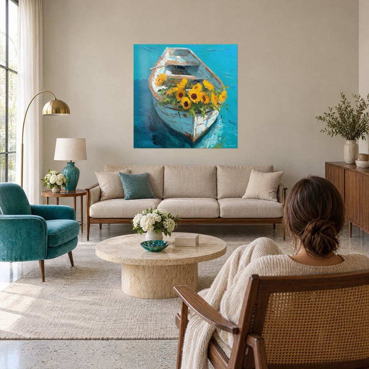 Gemälde weißes, abgeblättertes Boot, überquellend von gelben Sonnenblumen auf türkisfarbenem Wasser, über einem Sofa in einem hellen Wohnzimmer