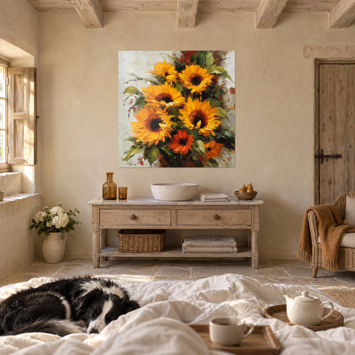 Cuadro grandes flores de verano amarillo dorado y rojo bermellón, follaje verde oliva, sobre una cama en un dormitorio luminoso