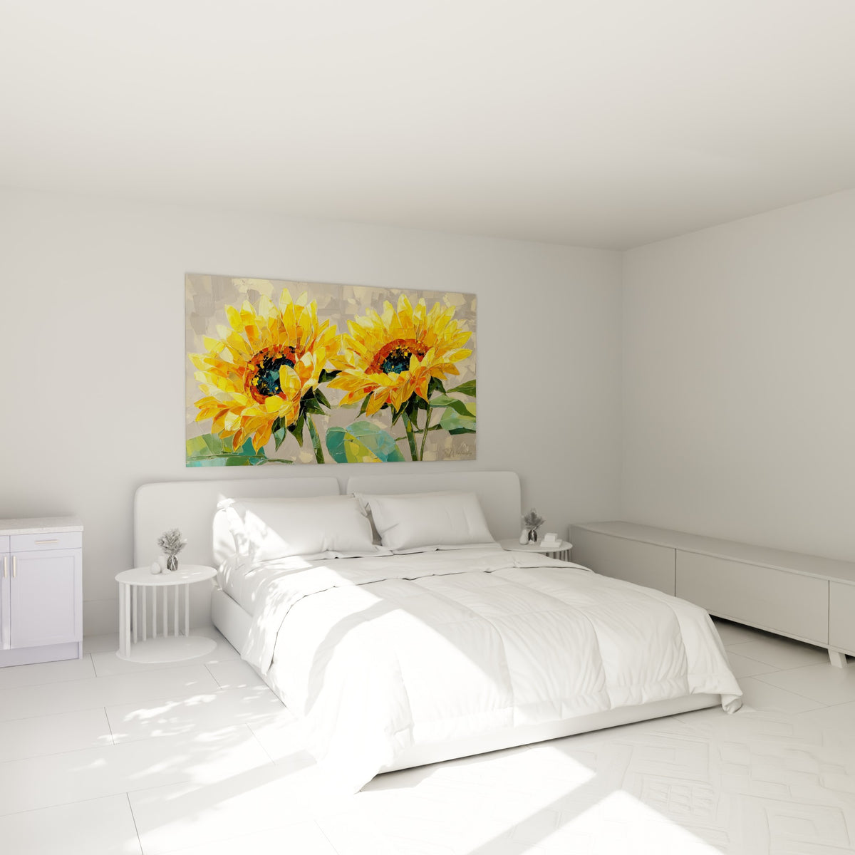 Tournesols dorés et pétales orangés texturés, disposés au-dessus d'un lit dans une chambre claire