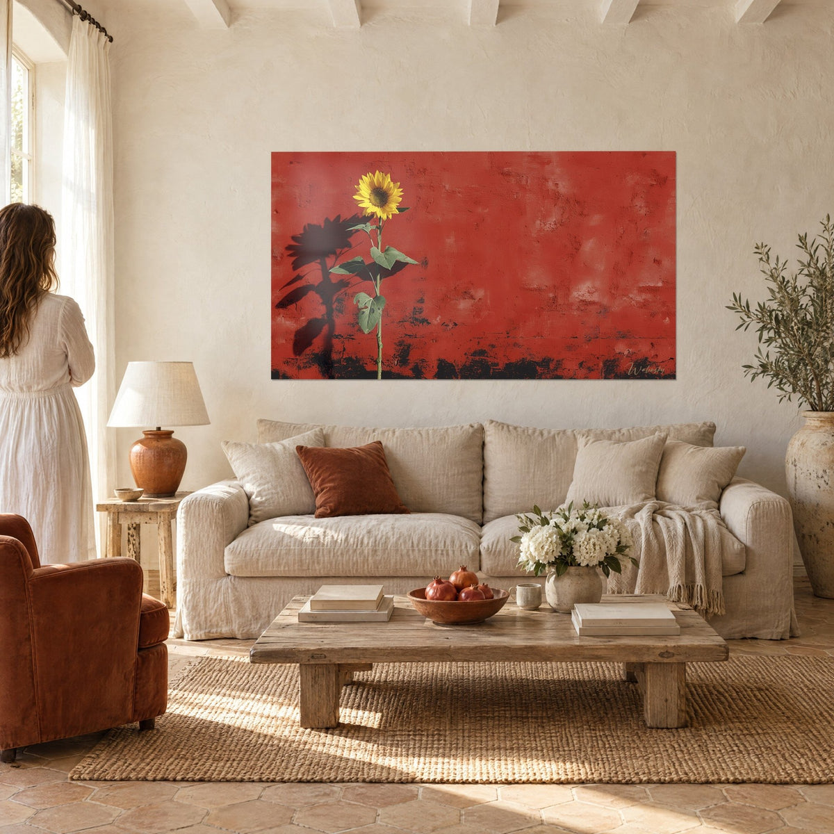 Gemälde Sonnenblume mit leuchtend gelben Blütenblättern vor einer ziegelroten Wand, schwarzer Schlagschatten, über einem Sofa in einem hellen Wohnzimmer