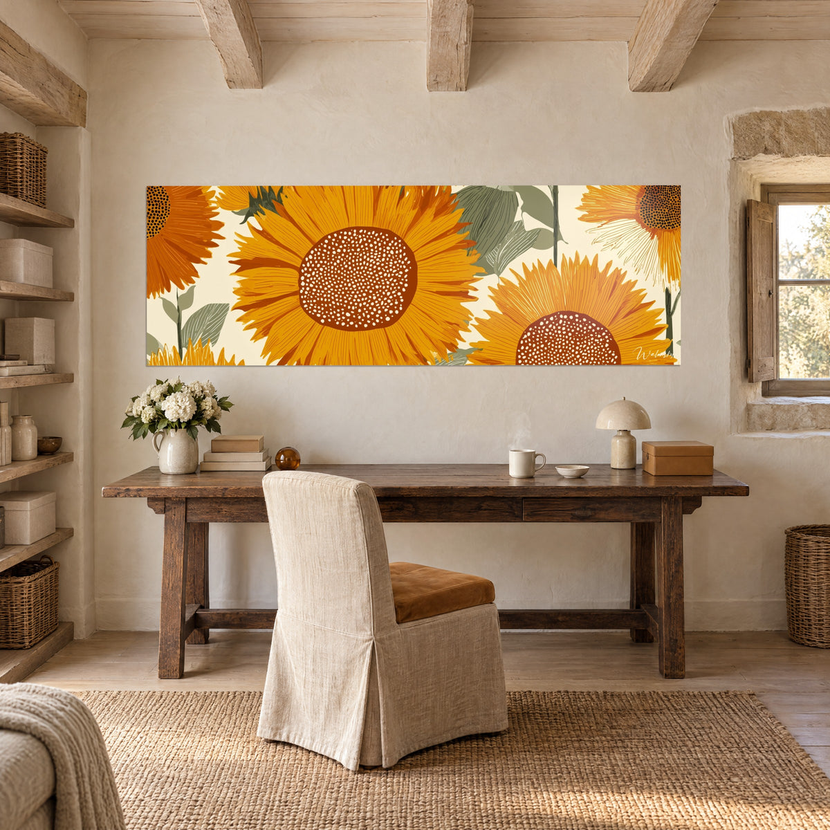 Schilderij fries van safraangele zonnebloemen in vlakke kleurvlakken, roestbruin gespikkelde centra, crème achtergrond, ruw houten bureau en beige linnen fauteuil