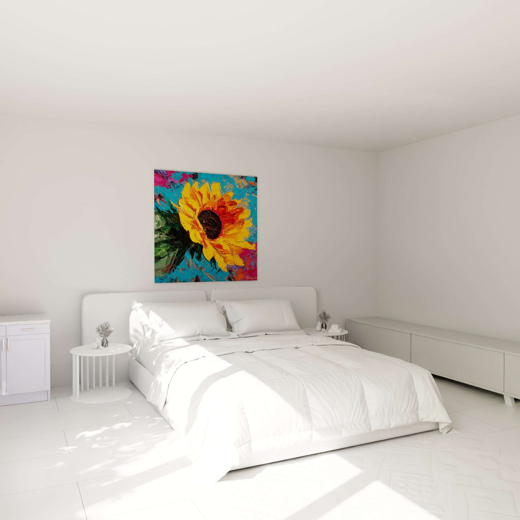 Fleur de Tournesol jaune vif et bleu turquoise texturée, accrochée au-dessus d'un lit dans une chambre claire
