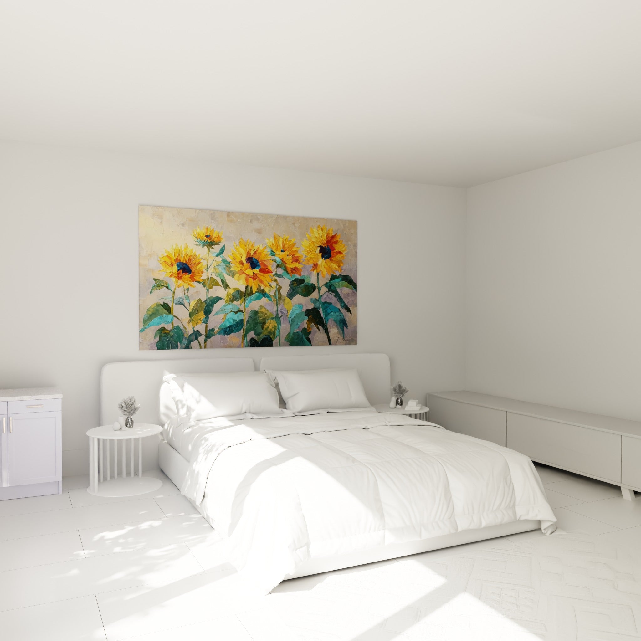 Bouquet de tournesols orangés et vert turquoise placé au-dessus d'un lit dans une chambre claire